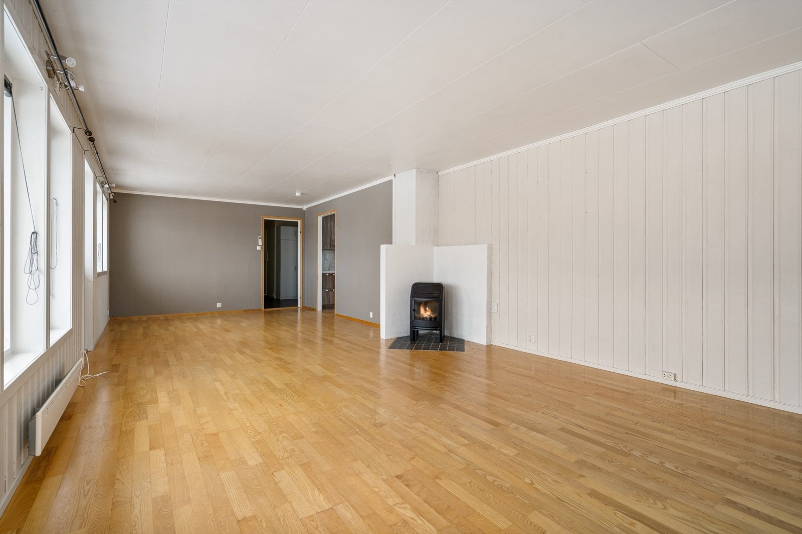 Stuen har plass til flere sosiale soner som for eksempel spisestue, sofagruppe og TV krok. Galleribilde