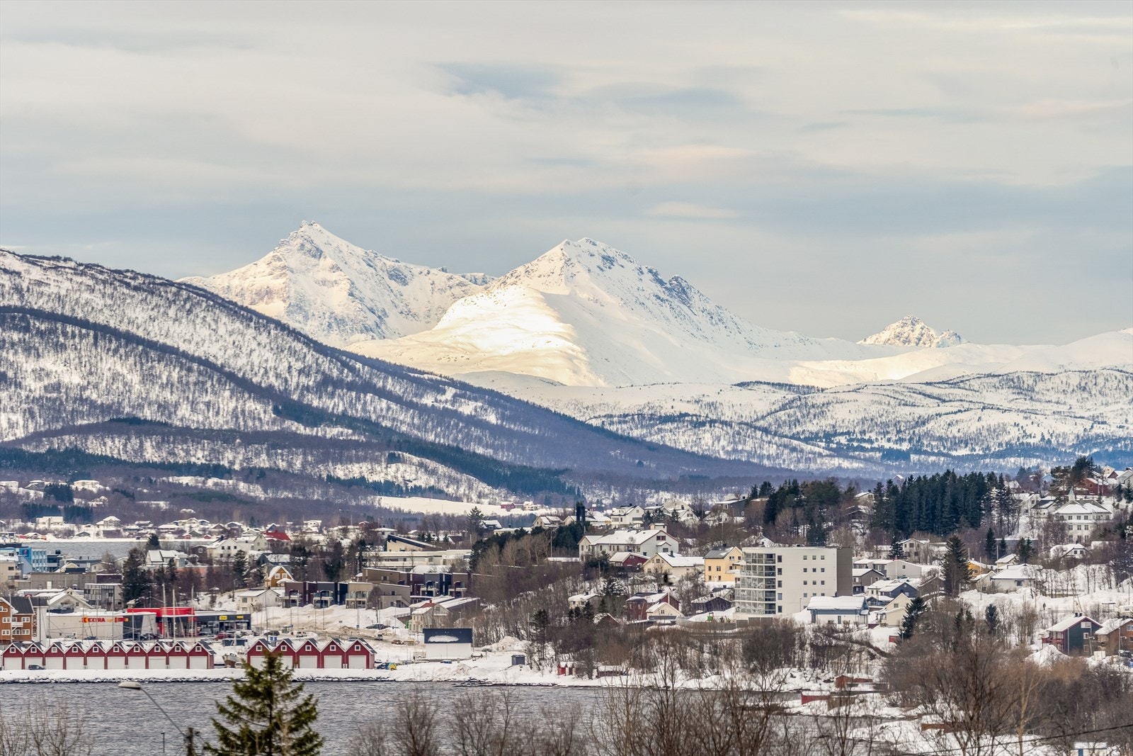 Her har du fantastisk utsikt over fjord og fjell! Galleribilde