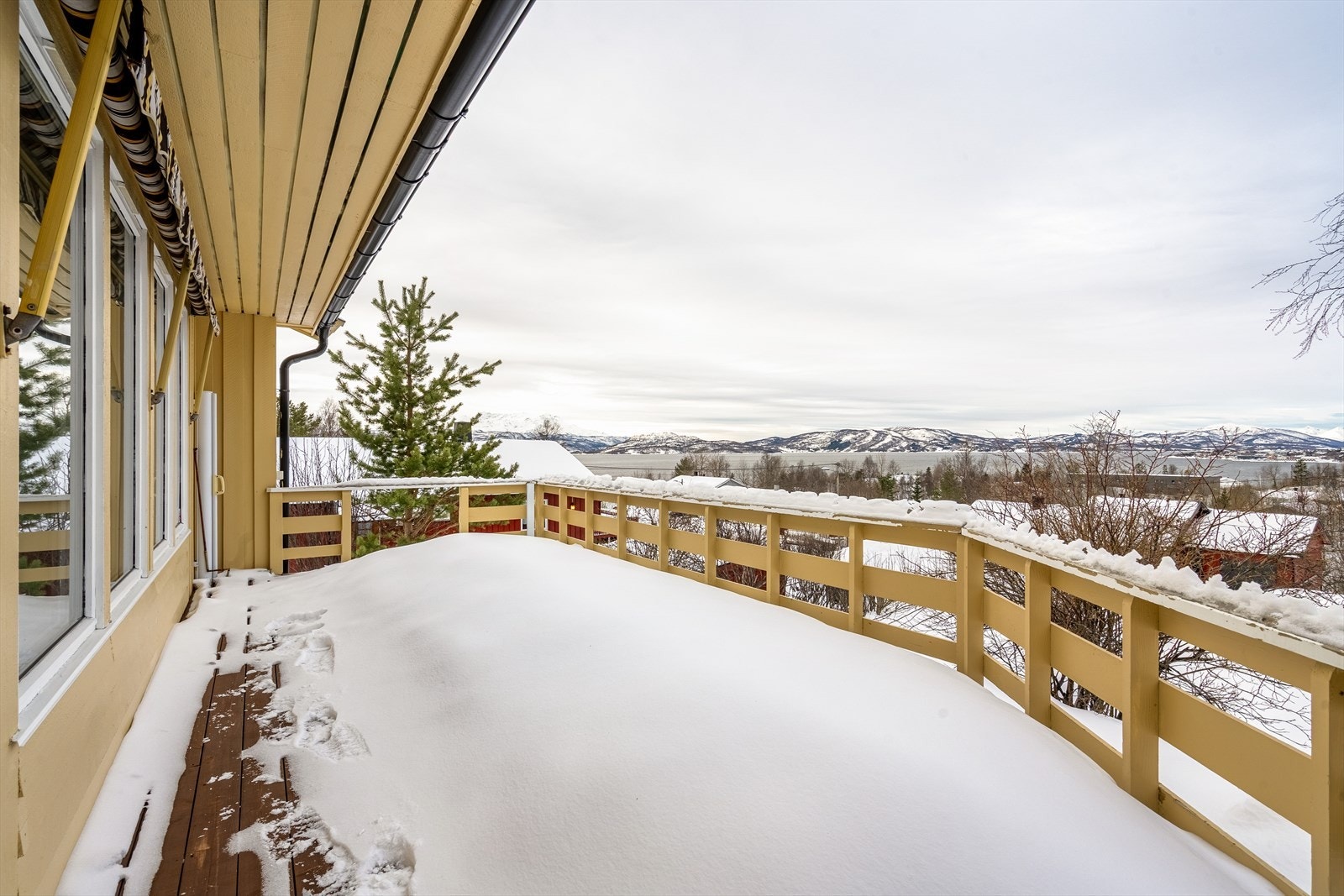 Hyggelig terrasse med gode solforhold på dag, ettermiddag og til utpå kvelden. Galleribilde