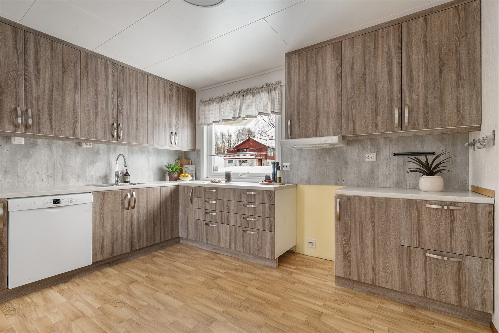 Funksjonell kjøkkenløsning med gode arbeidsflater og rikelig med oppbevaring. Galleribilde