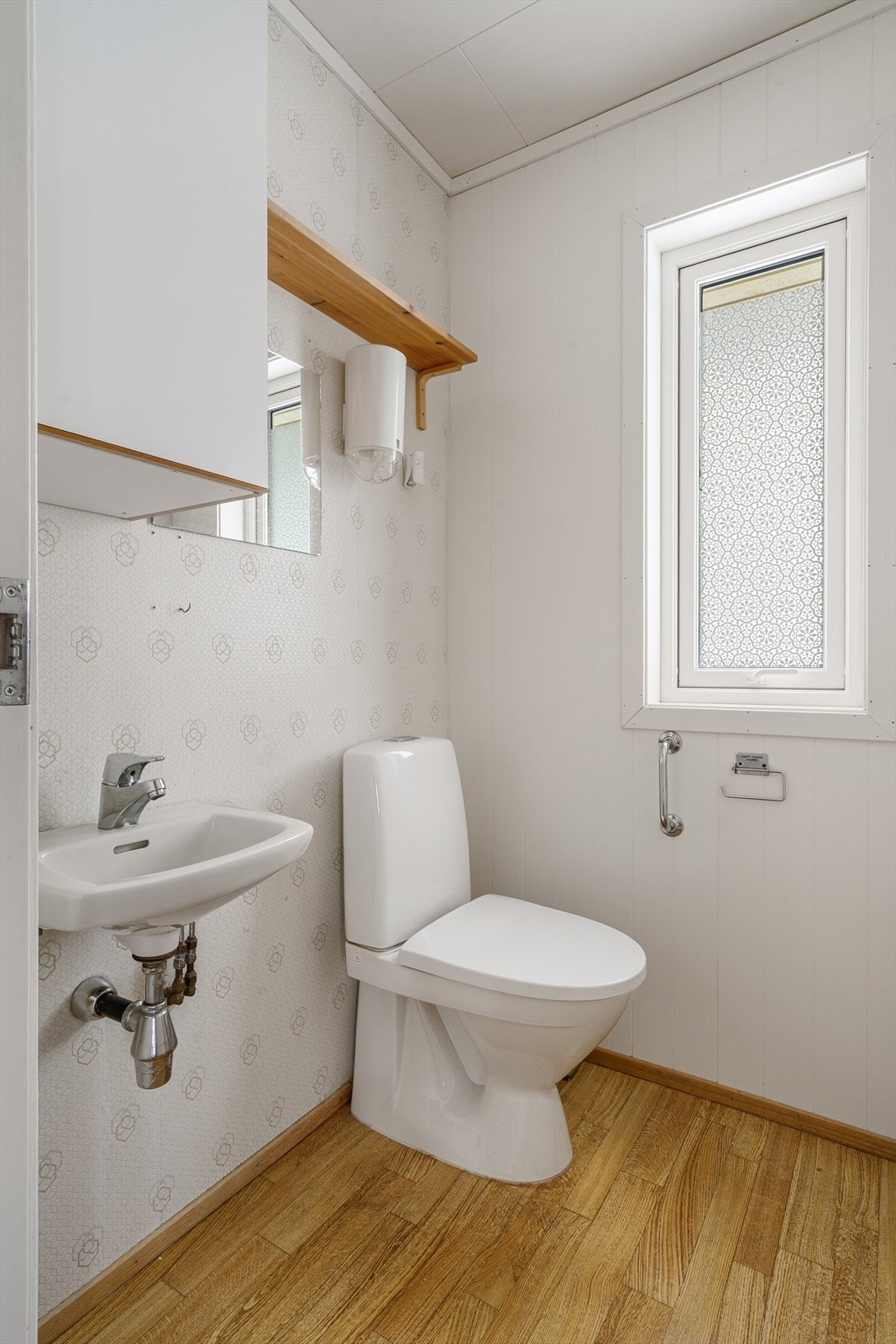 Separat toalettrom med servant og praktisk beliggenhet i boligen. Galleribilde