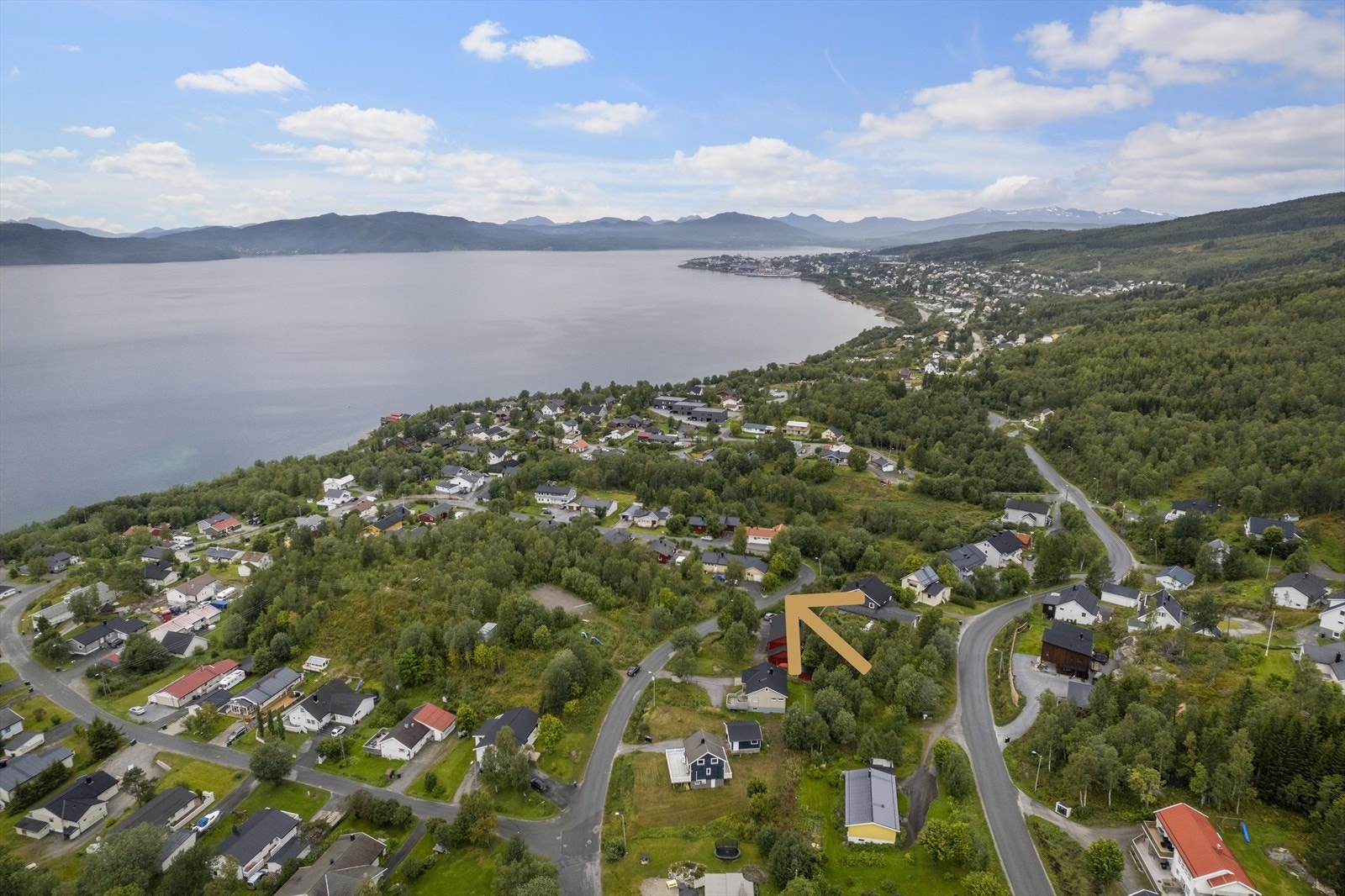 Enebolig med god beliggenhet og romslig tomt. Boligen fremstår med praktisk adkomst og gode utearealer. Galleribilde