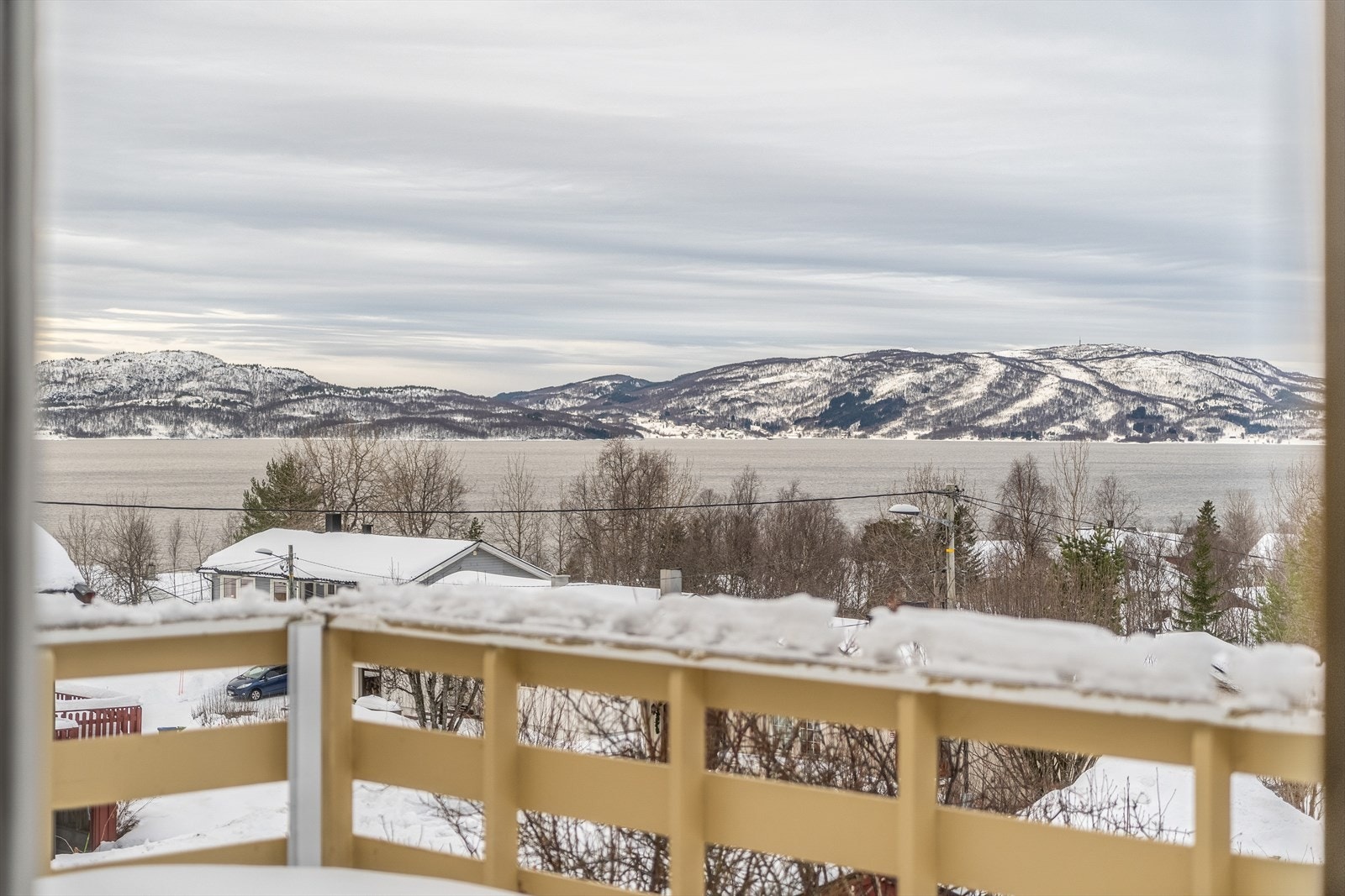 Terrasse med utsikt over innseilingen til Gisundet og omkringliggende landskap. Galleribilde