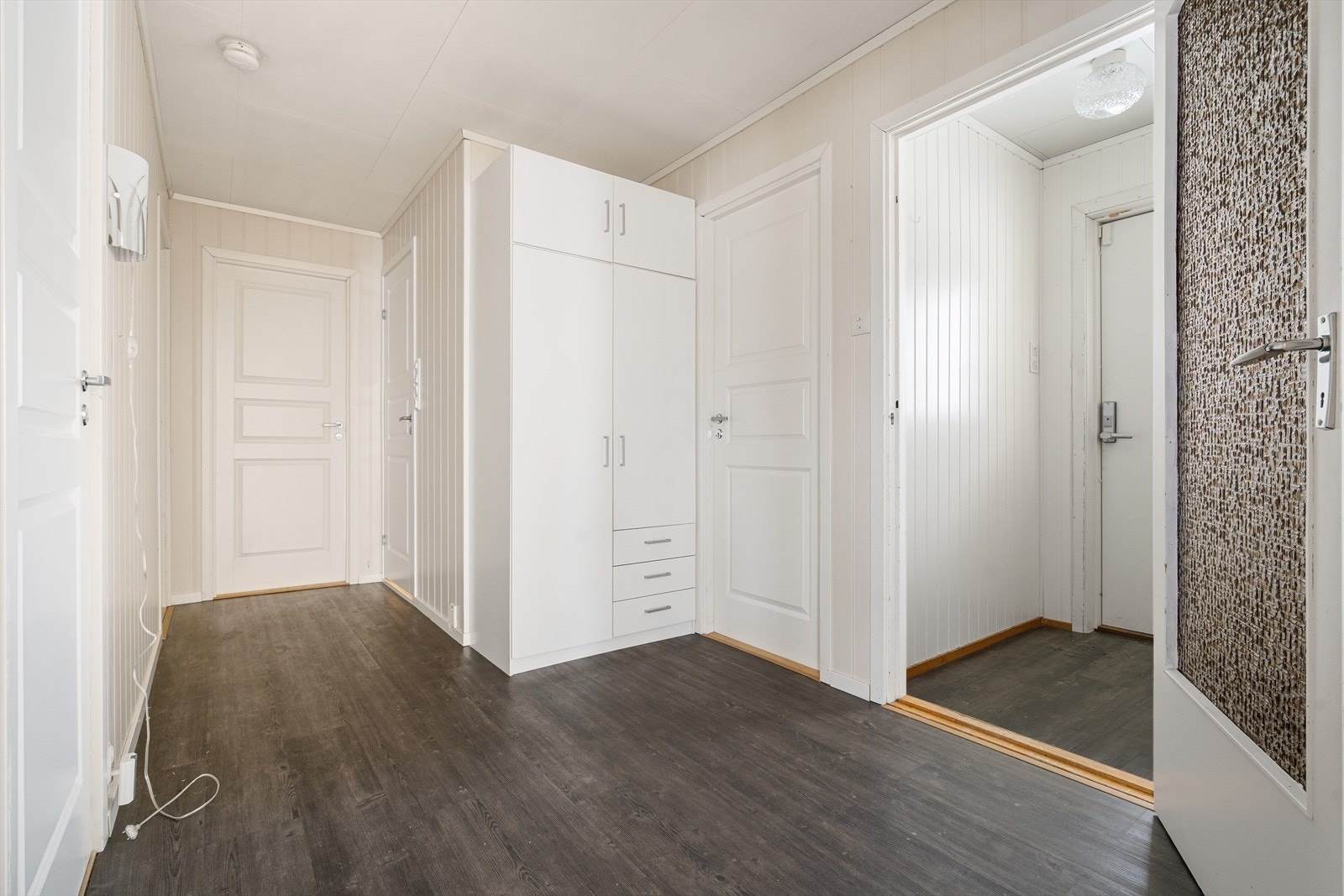 Lys og funksjonell entré med god plass til yttertøy og sko. Praktisk planløsning gir enkel adkomst til boligens øvrige rom. Galleribilde
