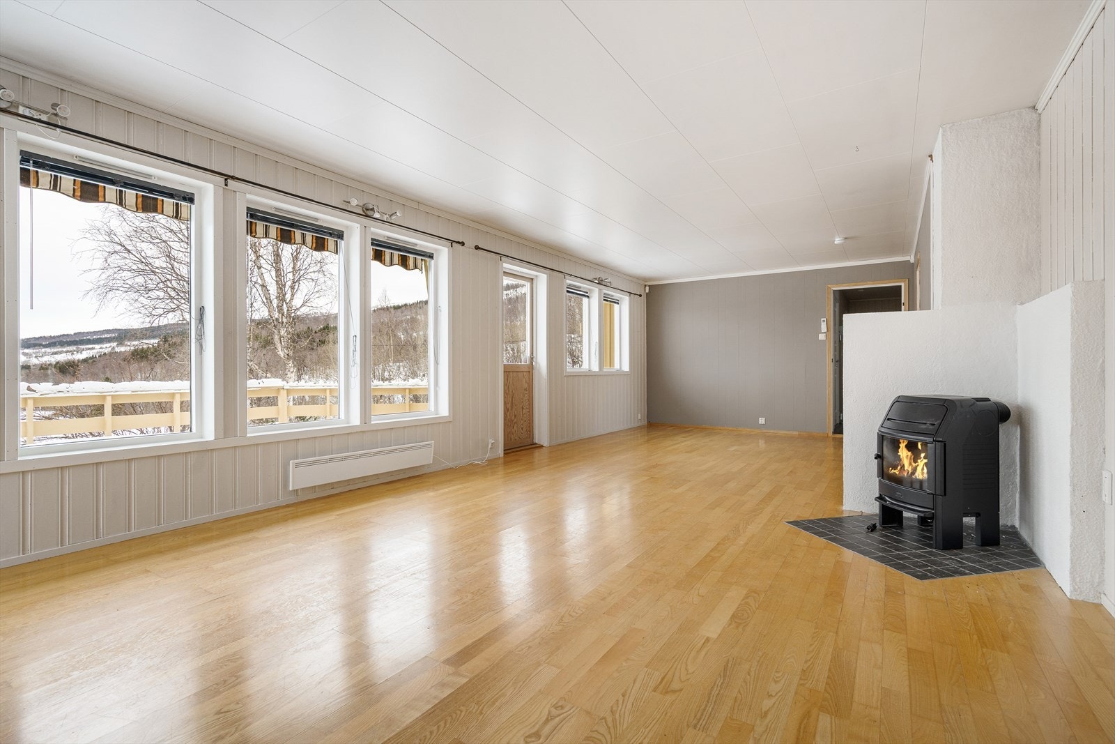 Stuen har god plass til flere møbelsoner og fleksible innredningsmuligheter. Galleribilde