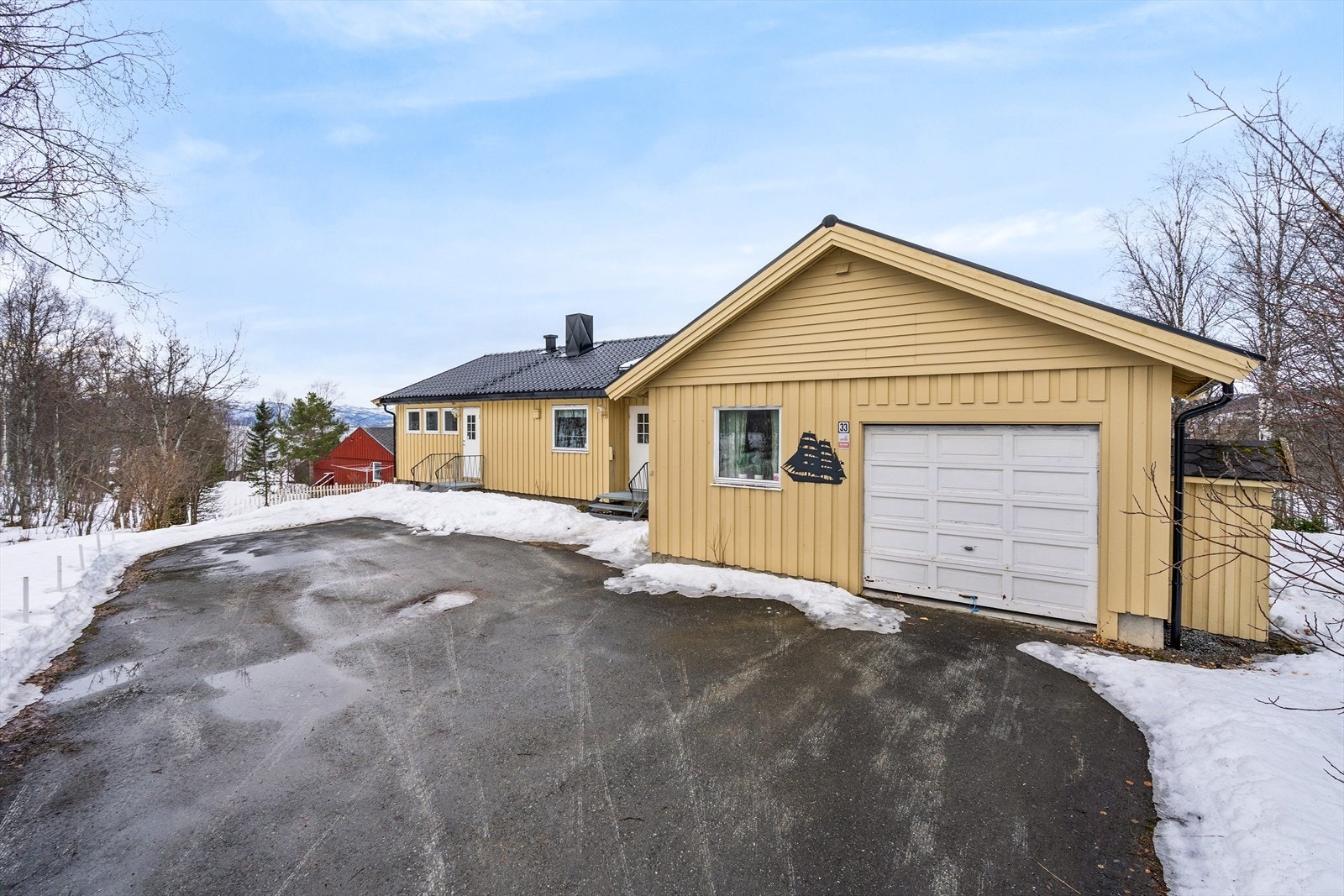 Plass til flere biler på tomten. Galleribilde