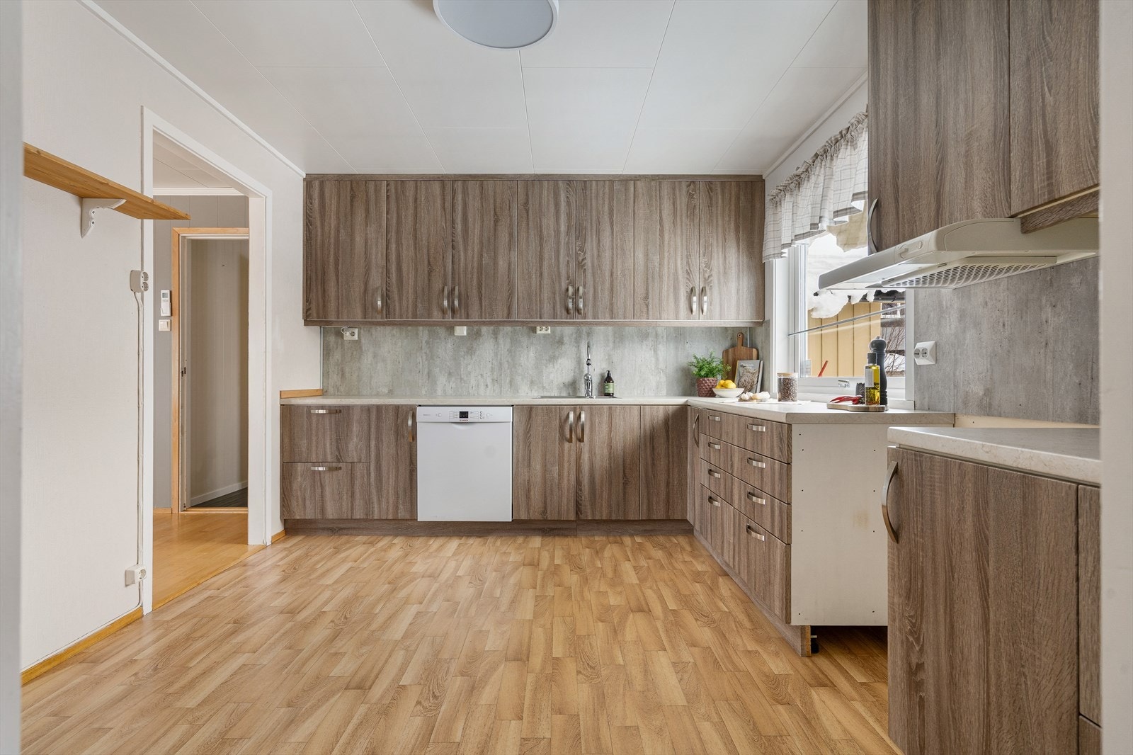 Kjøkkenet har godt med skap- og benkeplass, naturlig lys fra vindu og oppvaskmaskin som medfølger. Galleribilde