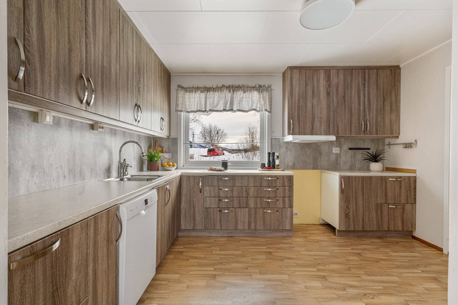 Kjøkkenet har godt med skap- og benkeplass, naturlig lys fra vindu og oppvaskmaskin som medfølger. Galleribilde