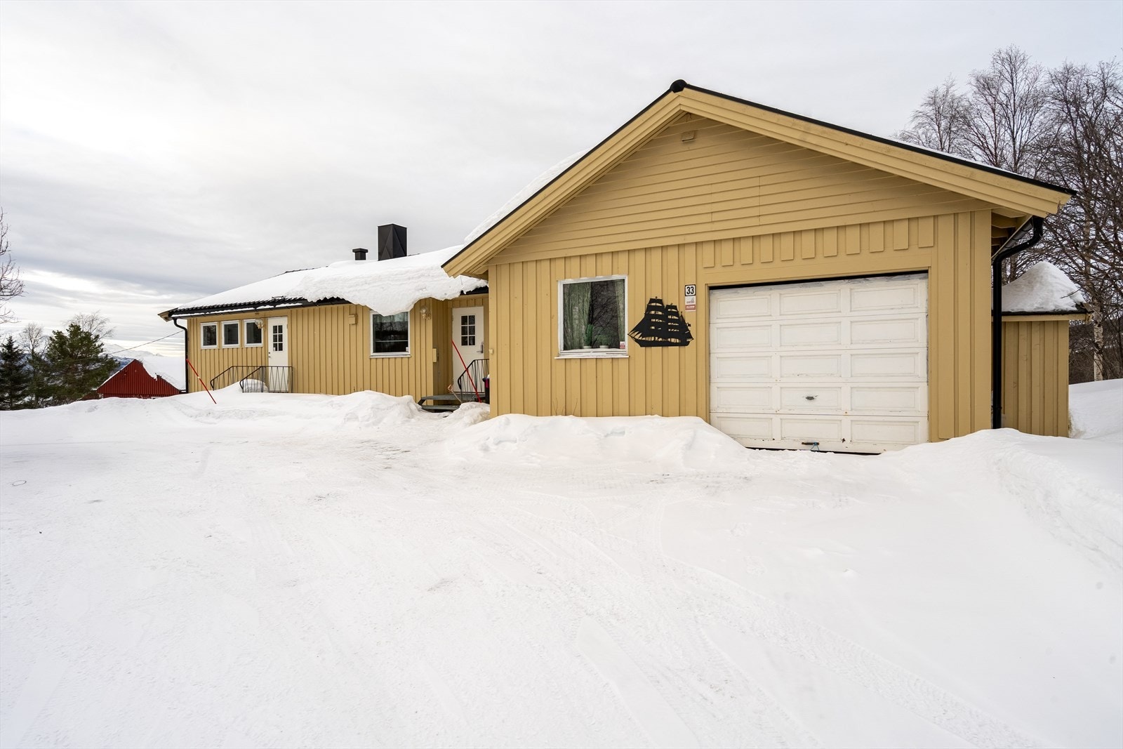 Boligen har integrert garasje, utebod og godt med parkeringsplasser på tomten. Galleribilde