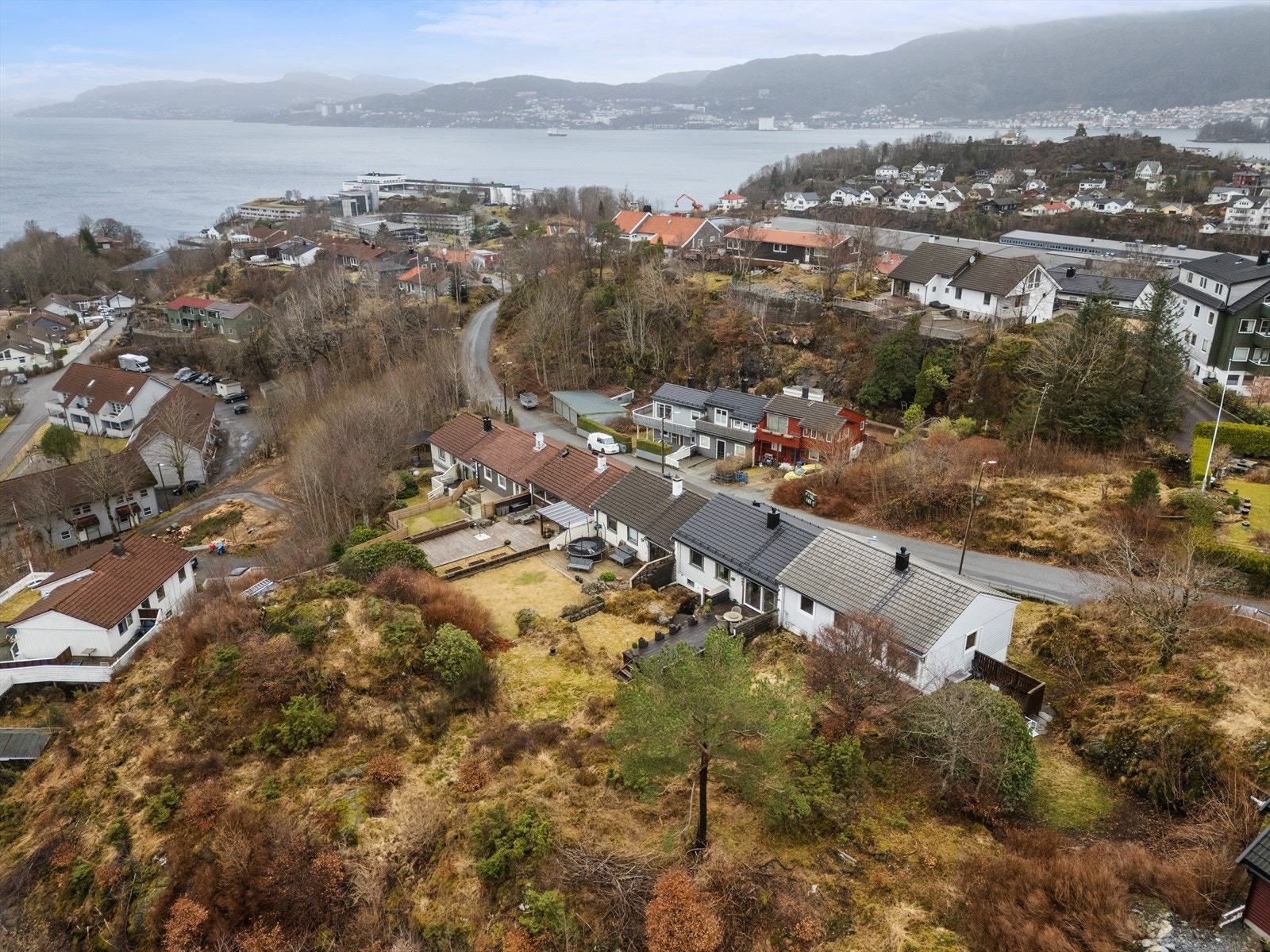 Gangavstand til buss, butikk, barnehager, skole, idrettsplass, Sjøkrigsskolen og flotte turområder til Lyderhorn Galleribilde