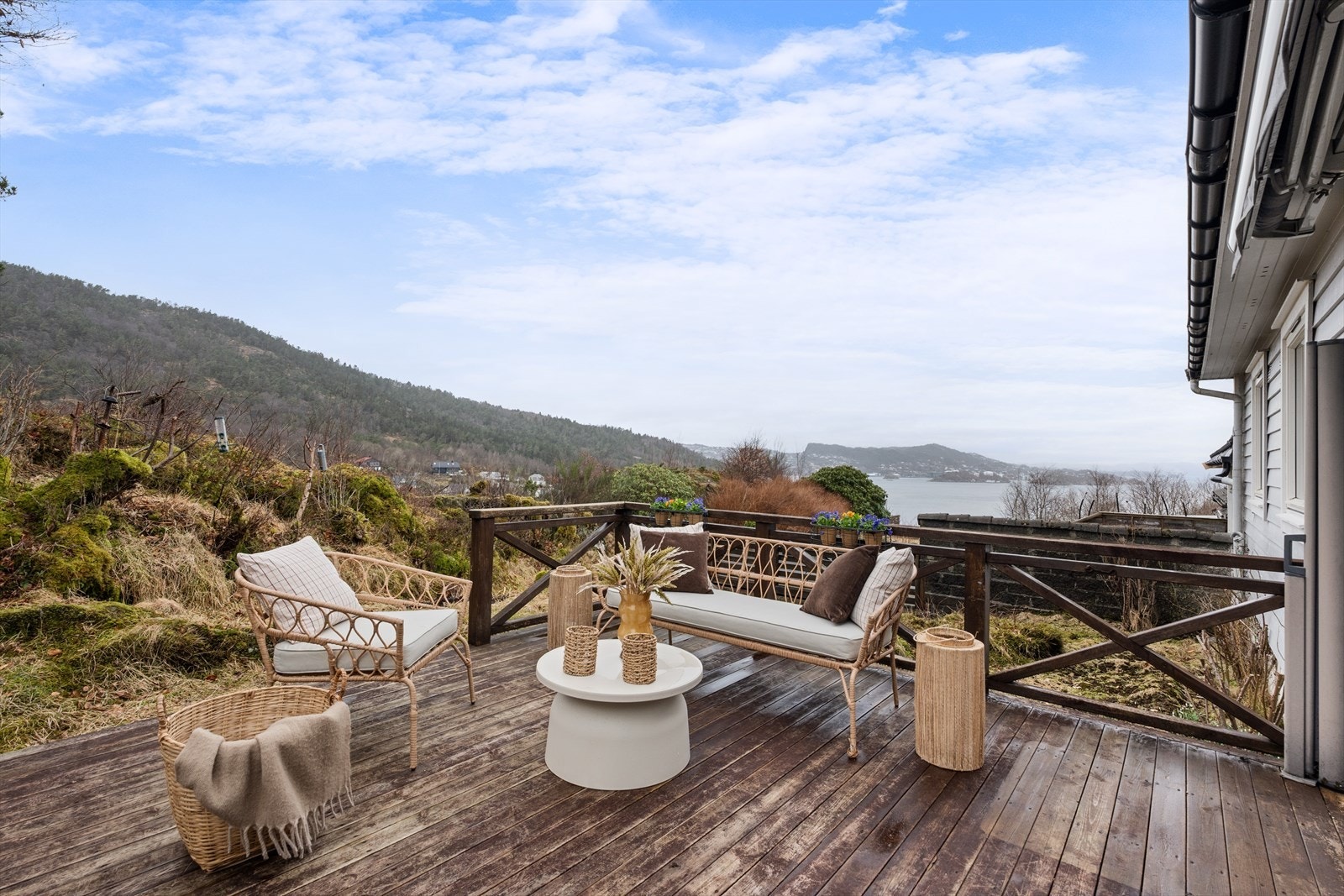 Selveiende enderekkehus med 1.029 kvm. solrik tomt, terrasse og flott utsikt mot Byfjorden Galleribilde