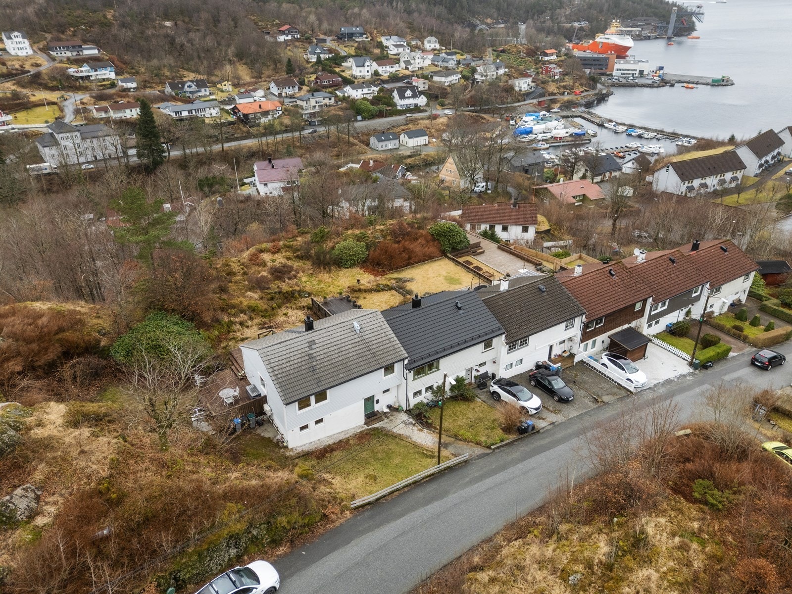 Kort vei til Laksevåg Senter og ca. 8-10 min. kjøring til Bergen sentrum. Gode bussforbindelser til Haukeland Sykehus Galleribilde