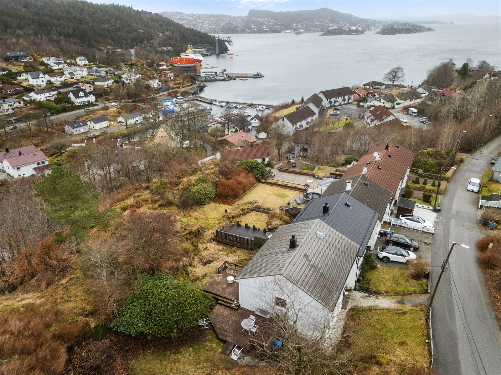 Boligen har en solrik og barnevennlig beliggenhet på Laksevåg med flott utsikt mot deler av Byfjorden, Askøy, Ørnefjellet og nærområdene i Gravdal Galleribilde