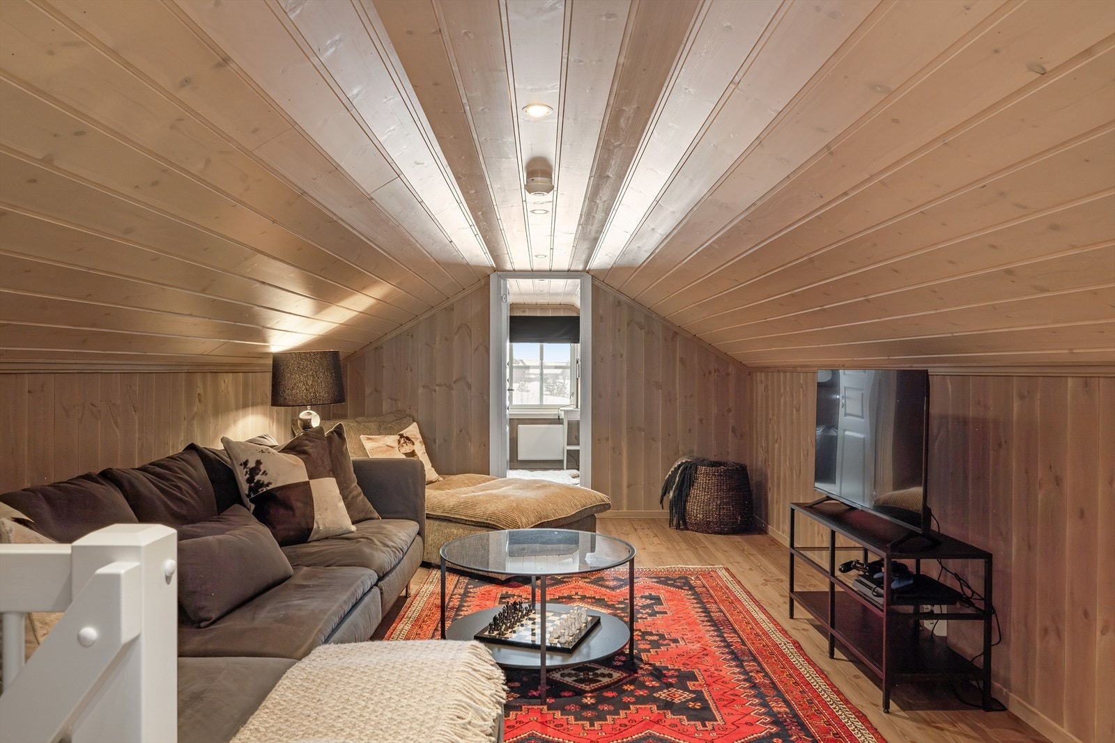 Hems som i dag er innredet med loftstue og 2 soverom. Det gjøres oppmerksom på at hemsen ikke er godkjent for varig opphold. Galleribilde
