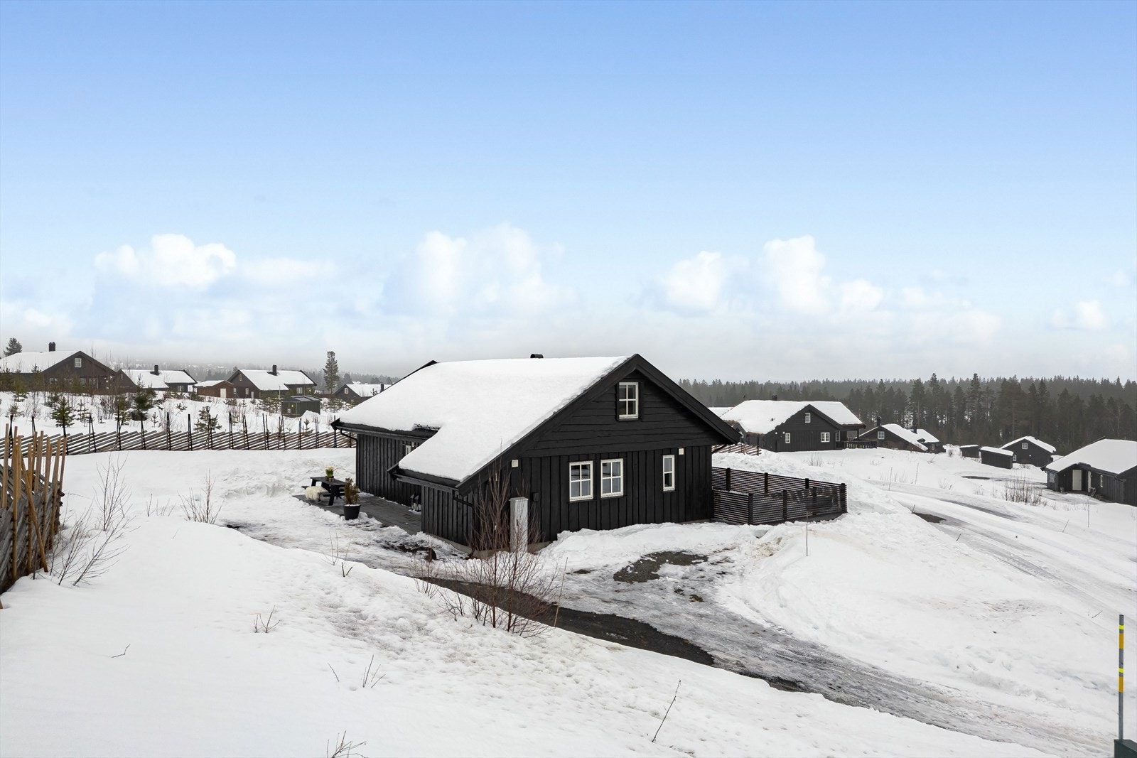 Eiendommen ligger i flotte omgivelser på Furutangen, kun 200 meter fra alpinanlegget. Galleribilde