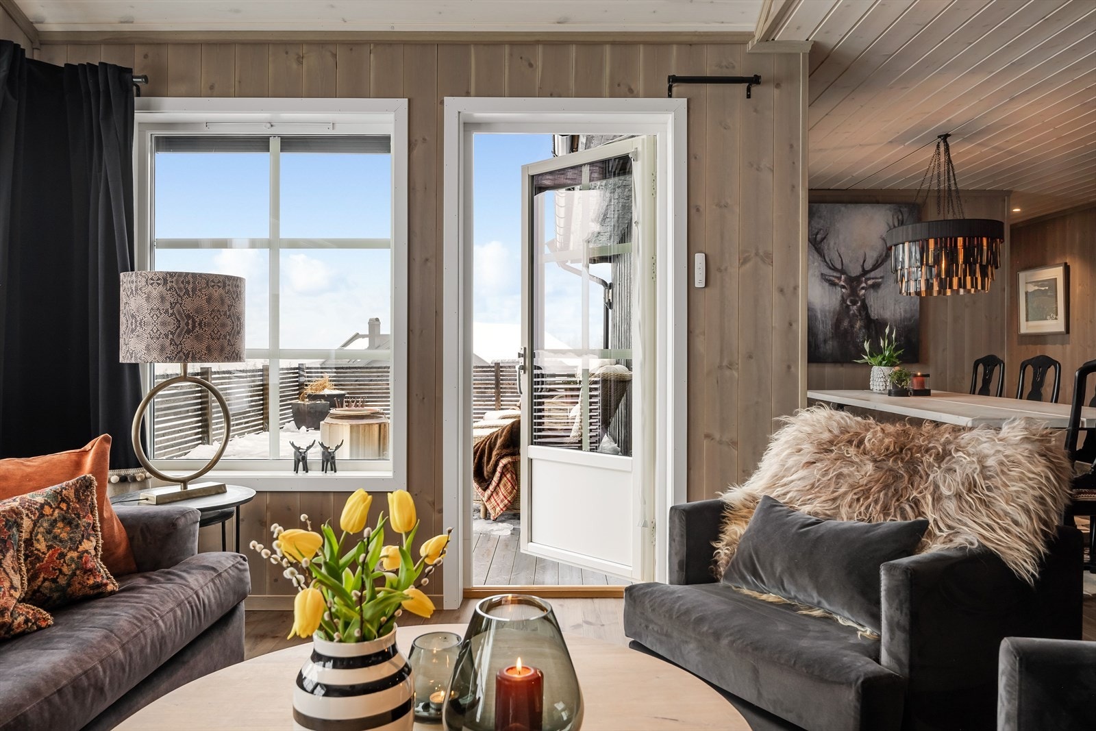 Det er utgang fra stuen til en solrik terrasse på 40 kvm. Galleribilde