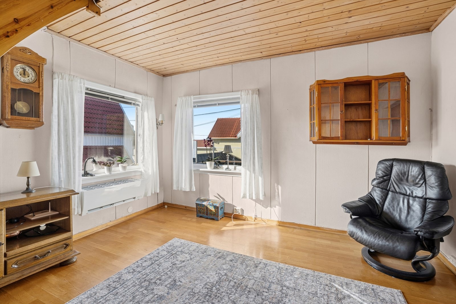 Store vindusflater slipper inn rikelig med naturlig lys og skaper en lys og luftig romfølelse. Galleribilde