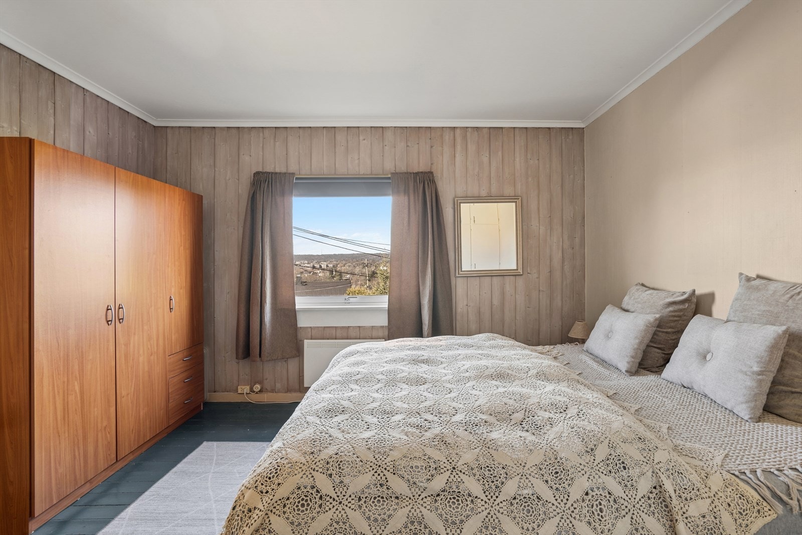 Rommet har plass for garderobeskap for god oppbevaring. Galleribilde