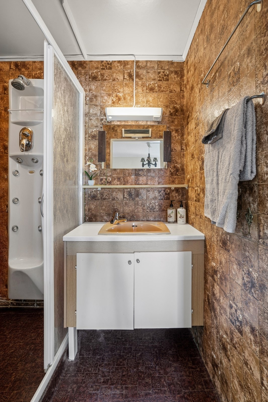 Bad av eldre dato med våtromstapet på veggene og belegg på gulvet. Galleribilde