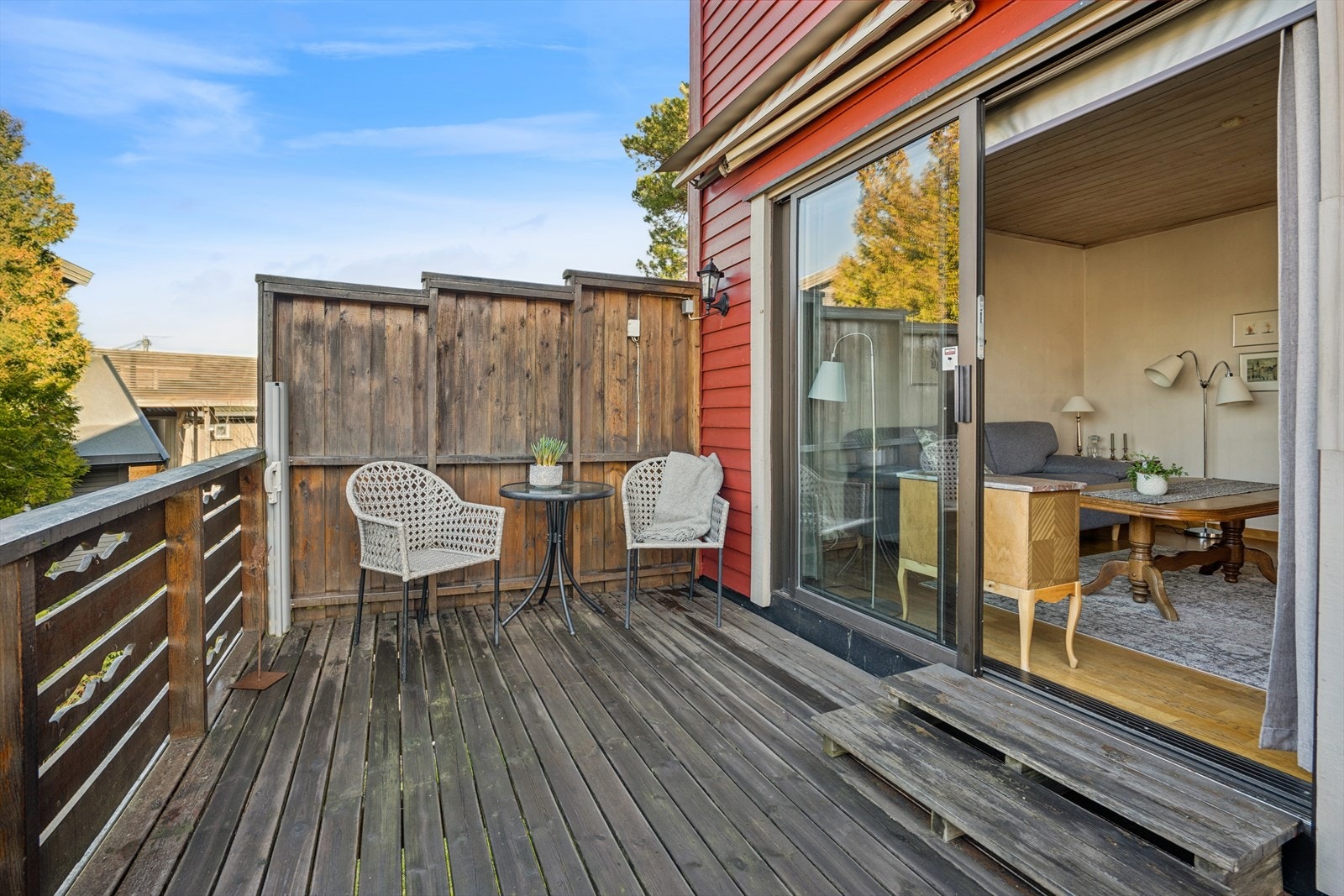 Den vestvendte terrassen på ca. 17 m² er et flott uterom med god plass til sittegruppe. Galleribilde