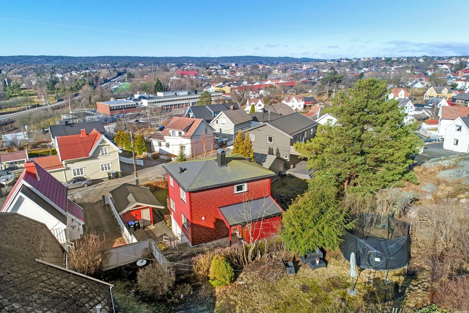 Frydenbergstien 17 er en innholdsrik enebolig med attraktiv beliggenhet i et rolig og etablert område på Frydenberg i Fredrikstad. Galleribilde