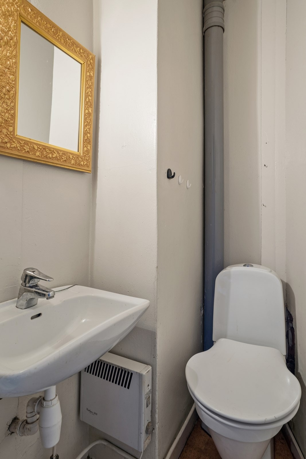 Separat toalettrom med panel på veggene og belegg på gulvet. Galleribilde