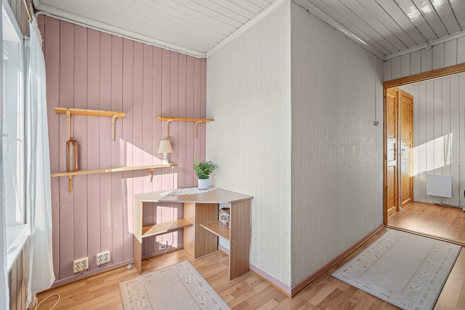 Selger opplyser at det kan ha vært flere boenheter i gamledager, med en boenhet i hver etasje. Godkjente tegninger tyder også på dette. Galleribilde