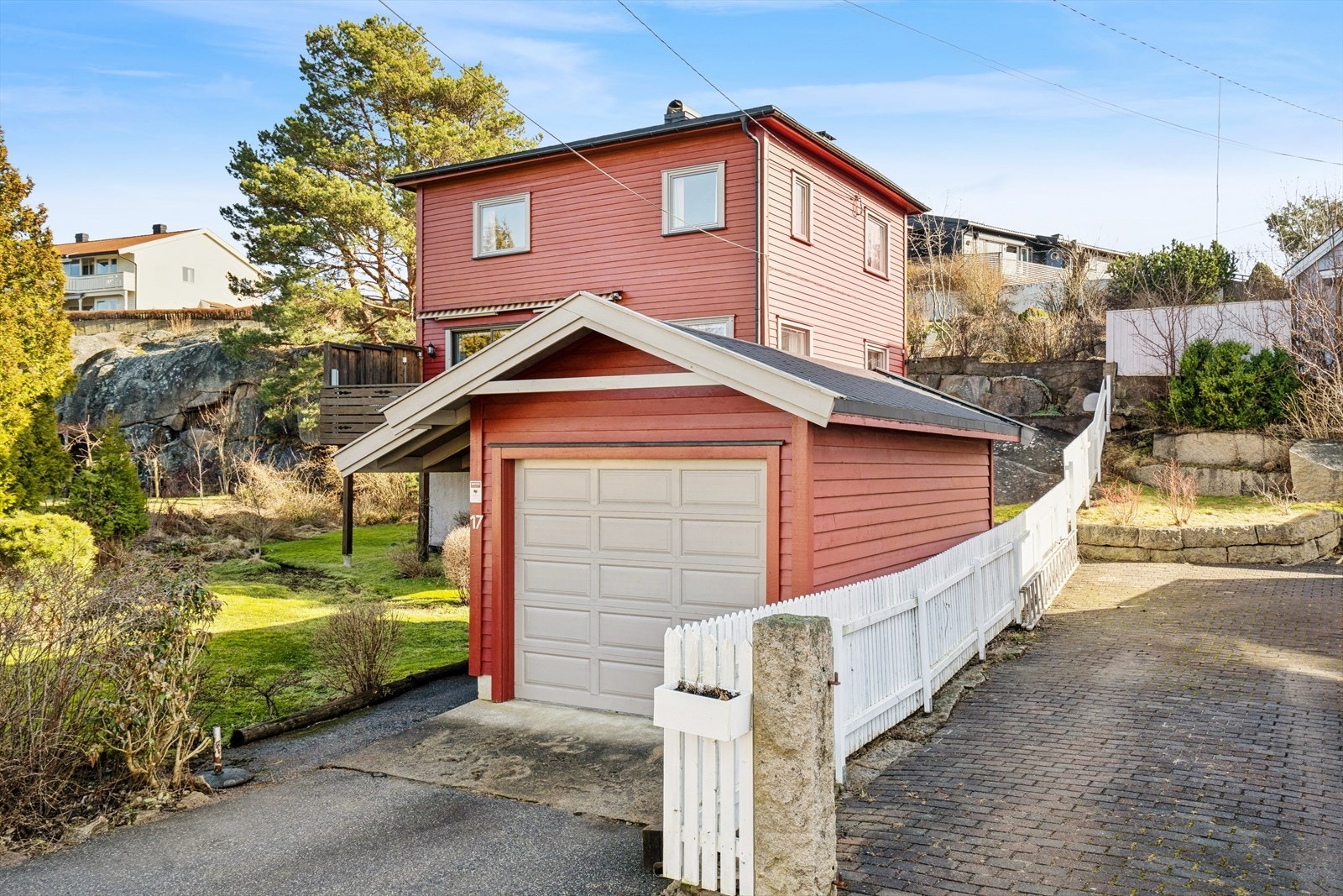 Eiendommen byr på en stor, solrik hage med rikelig boltreplass for hele familien. Galleribilde