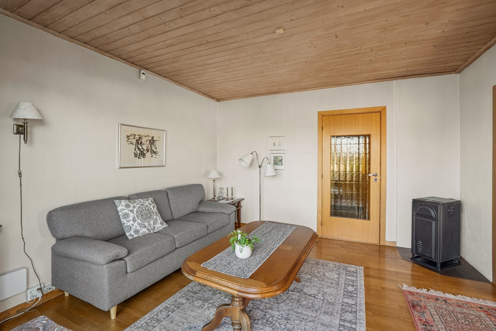 Stuen har en eldre peisovn. Det gjøres oppmerksom på at foreligger fyringsforbud på pipe fra brann/feiertilsyn. Galleribilde