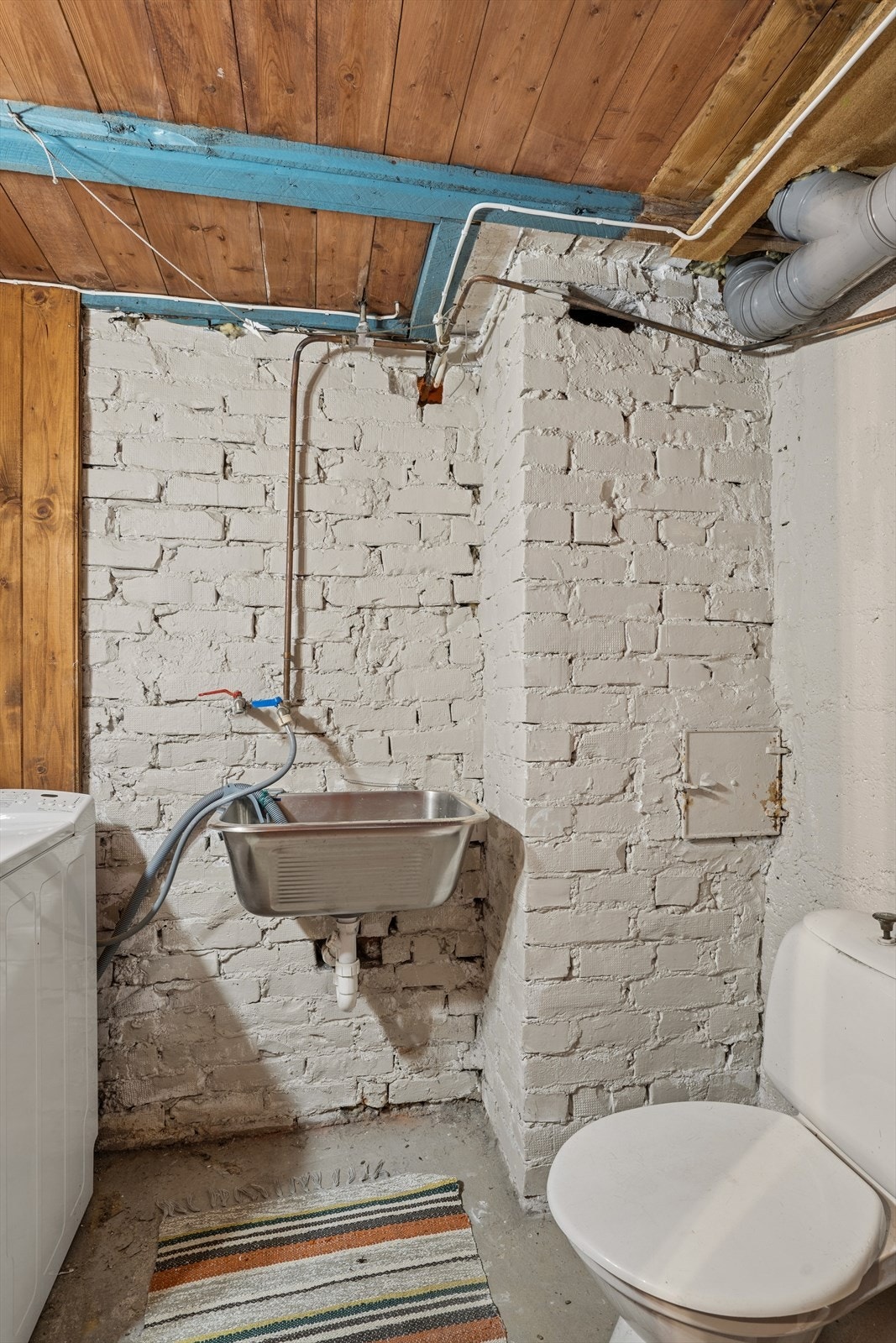 I kjelleren er det etablert et toalettrom. Det gjøres oppmerksom på at rommet opprinnelig er godkjent som kjellerrom , og at ombyggingen ikke er omsøkt. Galleribilde