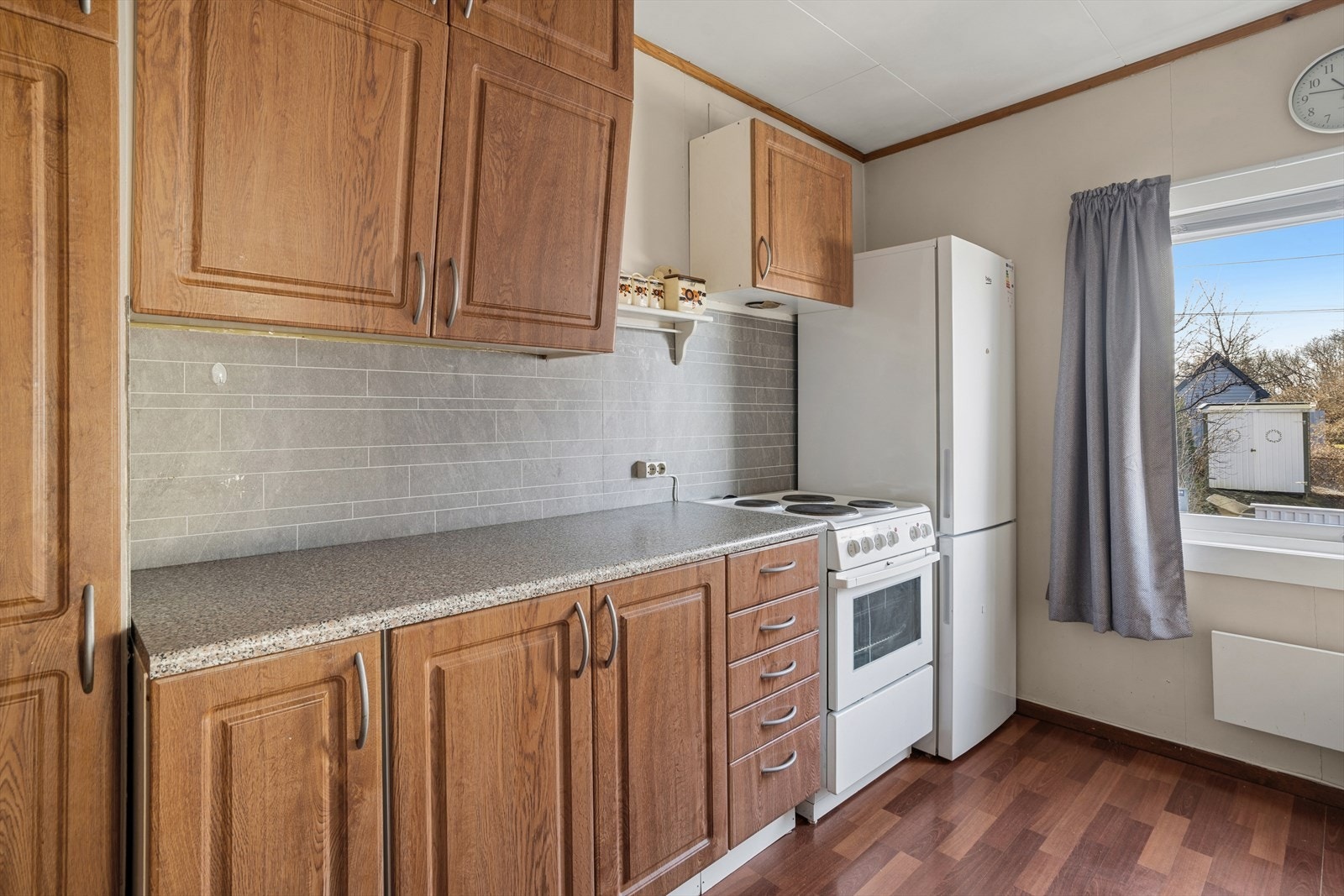 Det er montert sprutsikre plater i benkeryggen for enklere rengjøring. Galleribilde