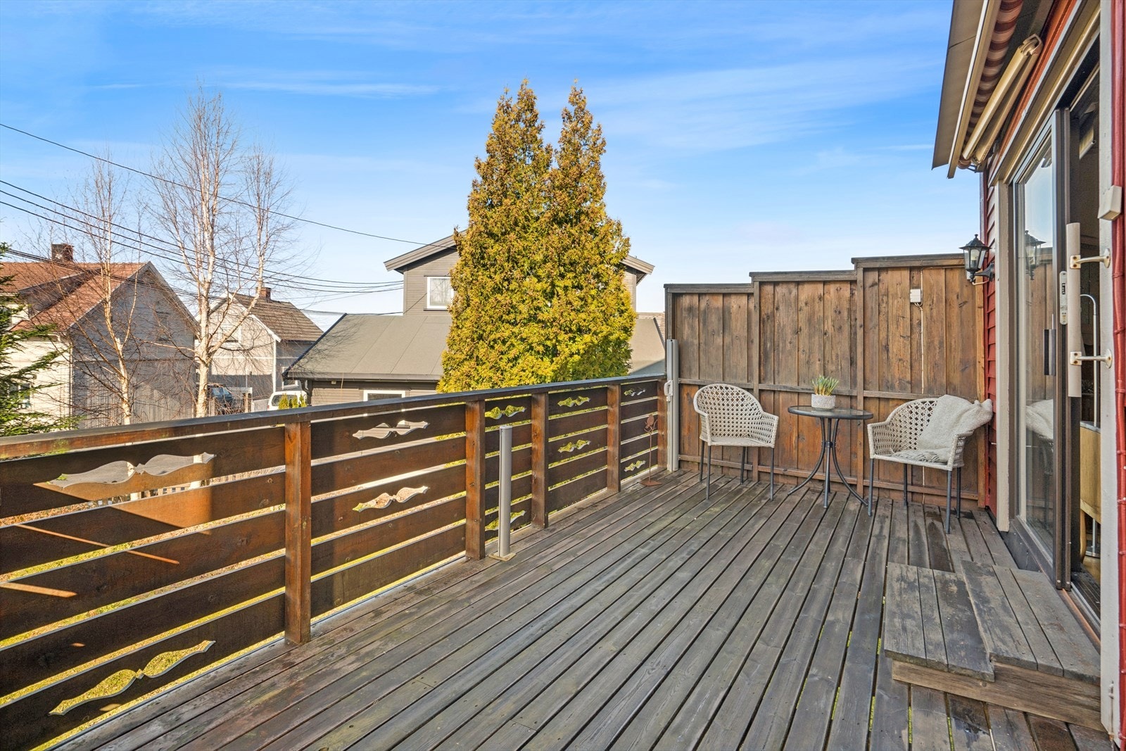 Terrassen har beiset terrassebord og et rekkverk med liggende bord. Galleribilde