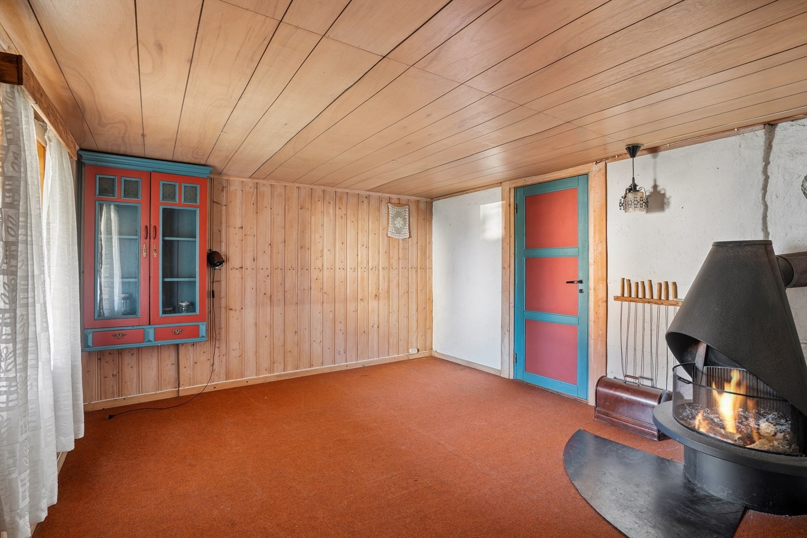 Innredet kjellerrom. Det gjøres oppmerksom på at rommet opprinnelig er godkjent som kjellerrom , og at ombyggingen ikke er omsøkt. Galleribilde