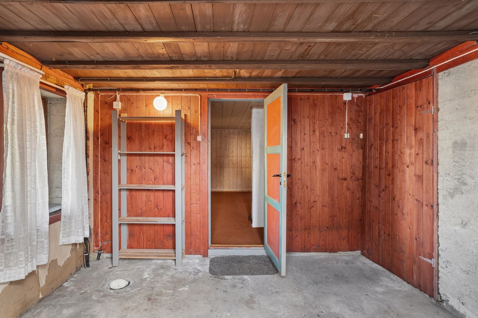 Kjelleren byr på rikelig med lagringsplass i flere separate boder. Galleribilde