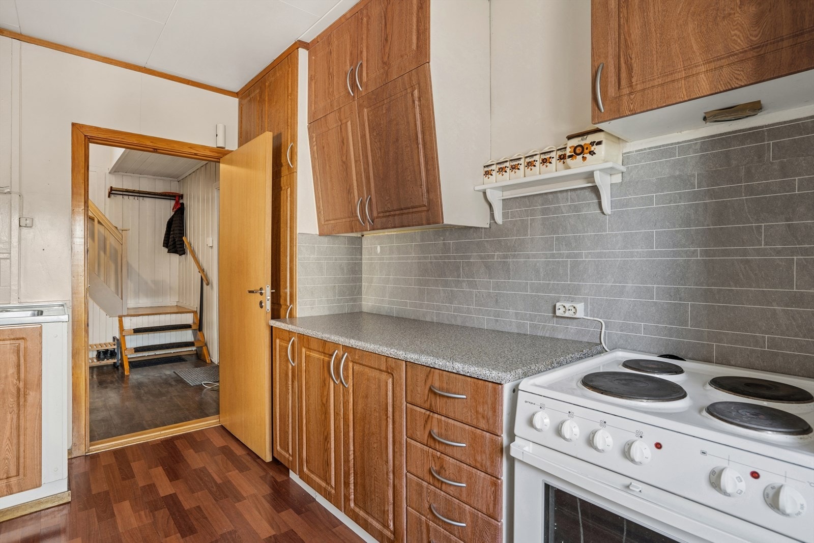 Innredningen har nisjer til frittstående komfyr og kjøleskap. Galleribilde