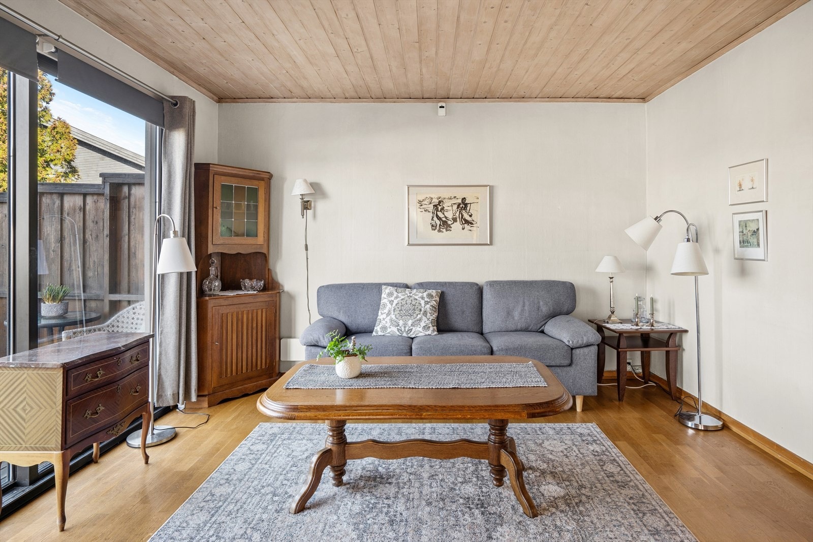 Lys og romslig stue med gode møbleringsmuligheter. Galleribilde