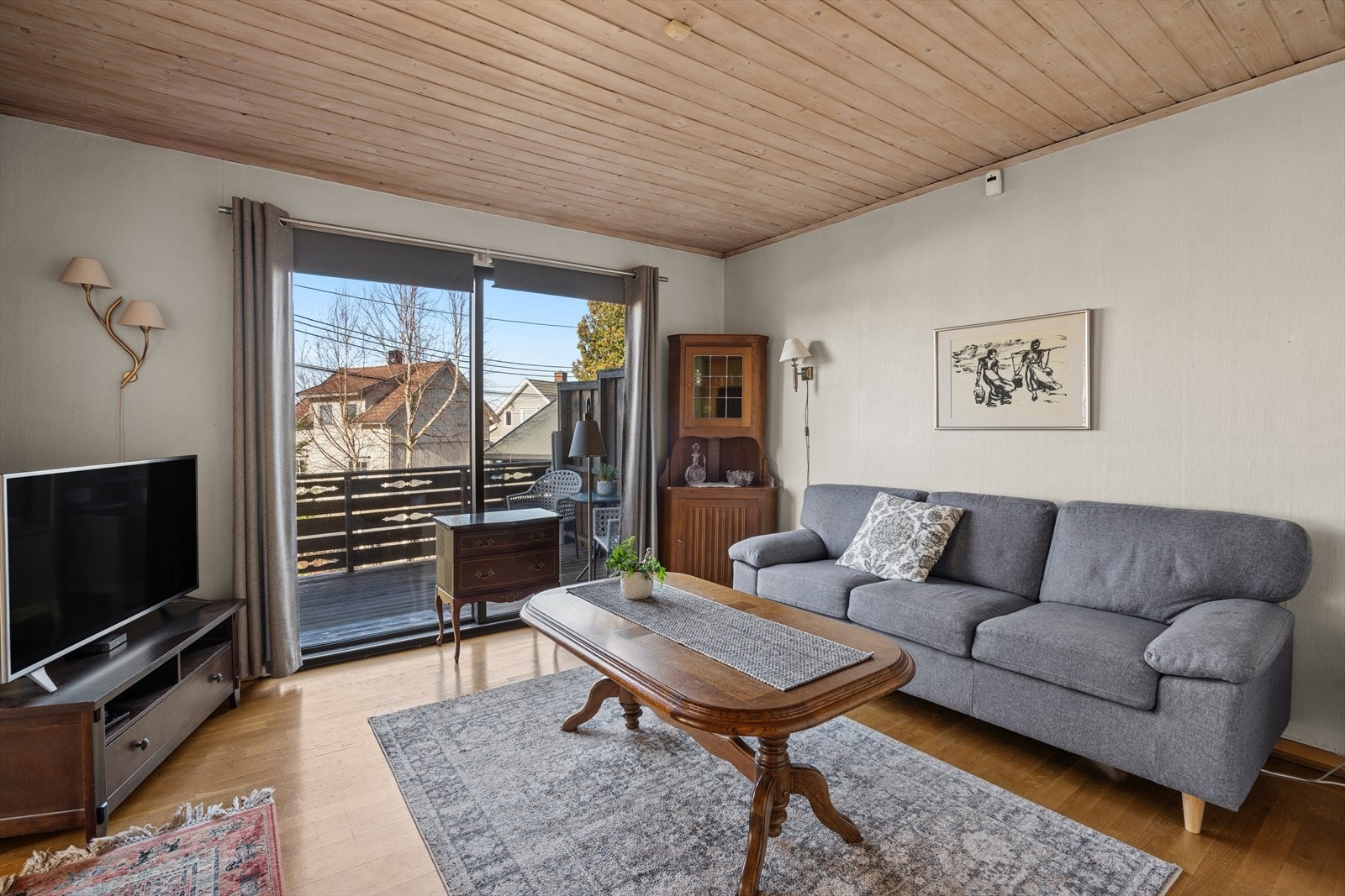 Fra stuen er det direkte utgang til en romslig, vestvendt terrasse via en skyvedør i aluminium. Galleribilde