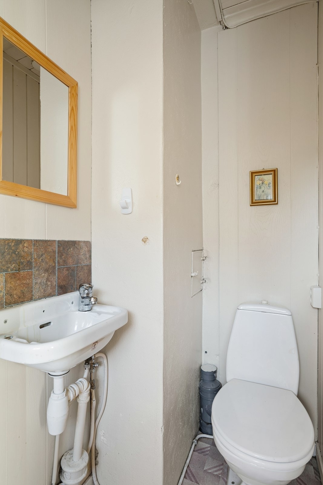 I tilknytning til entréen ligger et praktisk toalettrom med belegg på gulvet og mur/malte plater på veggene. Galleribilde