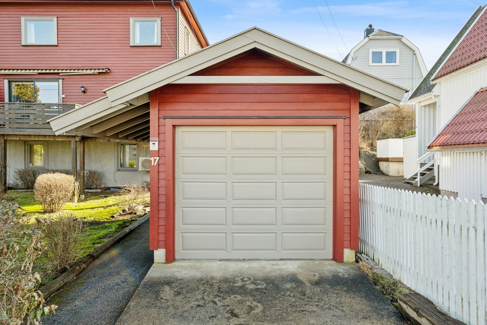 I tillegg har eiendommen en frittstående garasje på ca. 17 m². Galleribilde