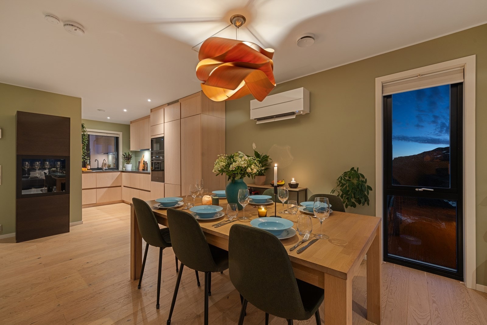 De store vinduene sørger for ekstra godt med lysinnslipp. Galleribilde