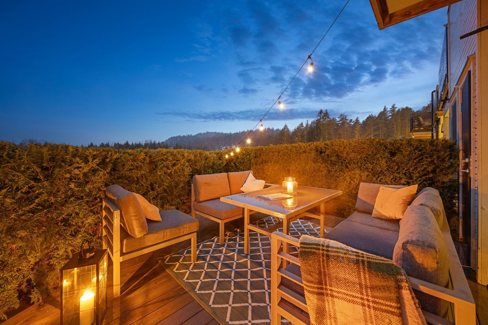 Denne boligen har fine uteplasser og egen hage - perfekt for barnefamilier. Galleribilde