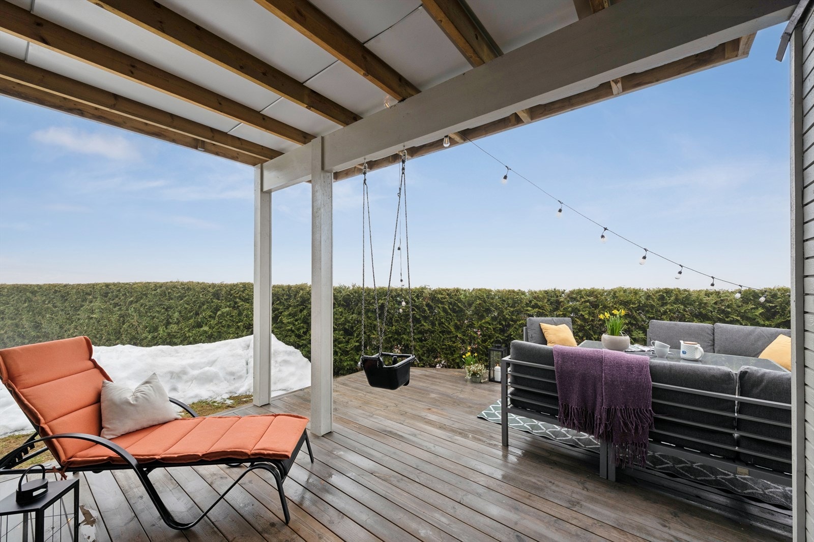 Uteplassen er delvis overbygget, noe som gir ly for vær og vind og forlenger sesongen. Galleribilde