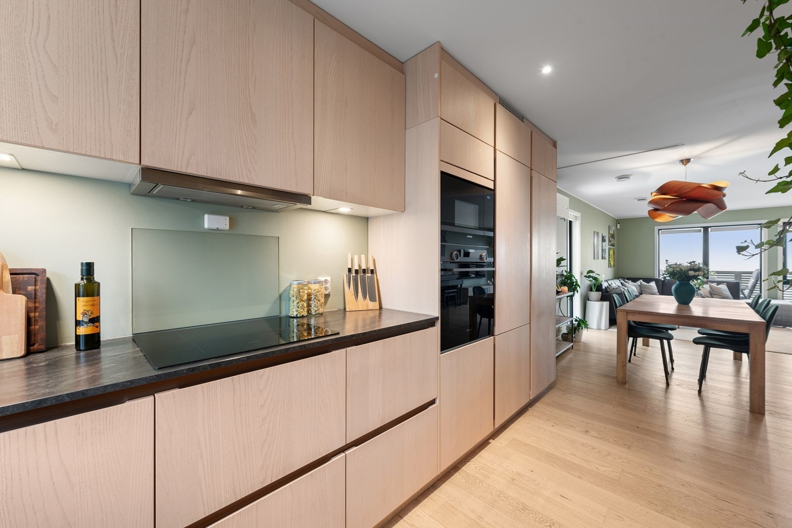 For økt sikkerhet er komfyrvakt og aquastop/lekkasjevarsler med sensor og magnetventil installert. Galleribilde