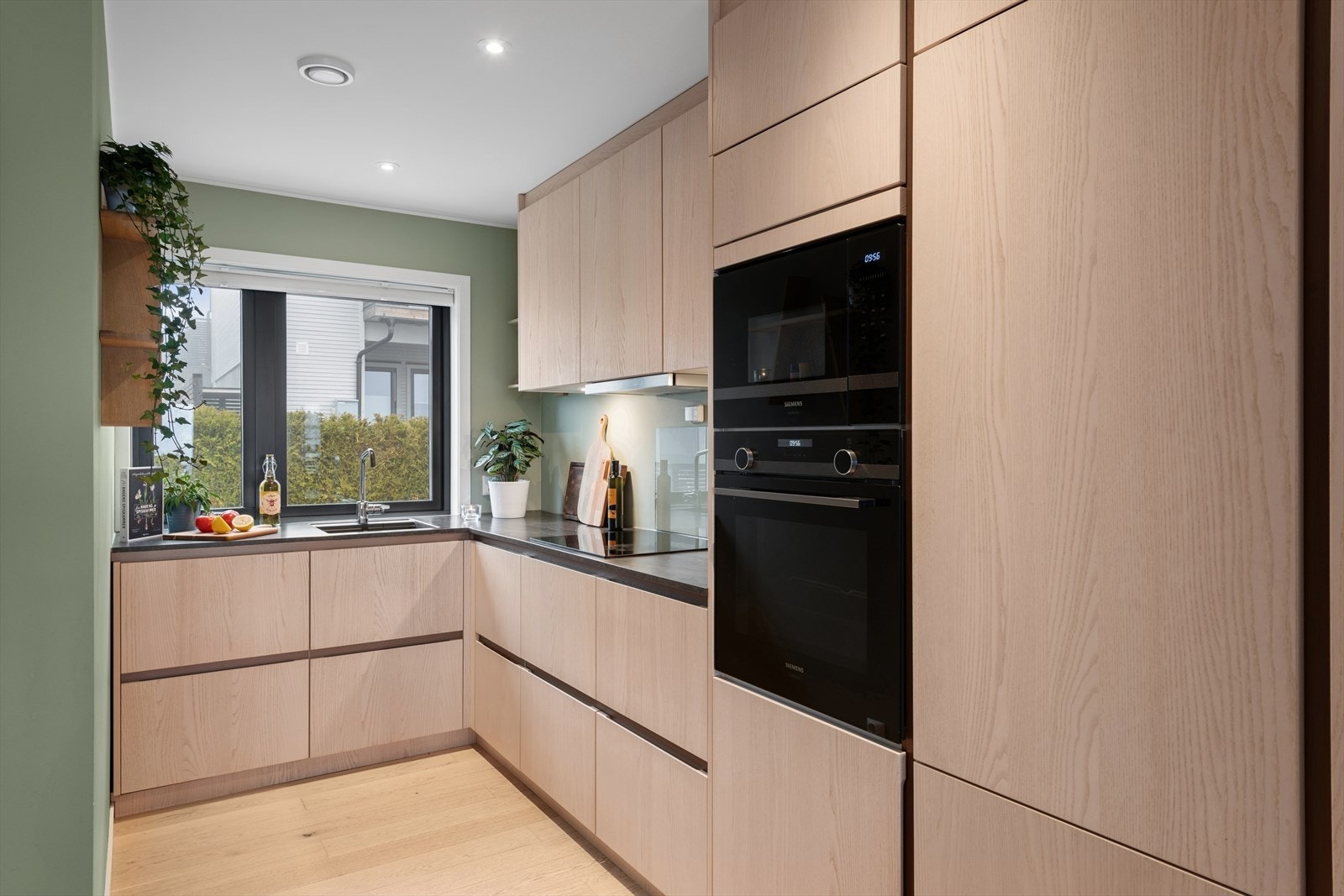 Benkeplaten er i laminat med planlimt kum i kompositt, og veggen over benk har elegante glassplater som bidrar til smidig og enkel rengjøring av overflatene. Galleribilde