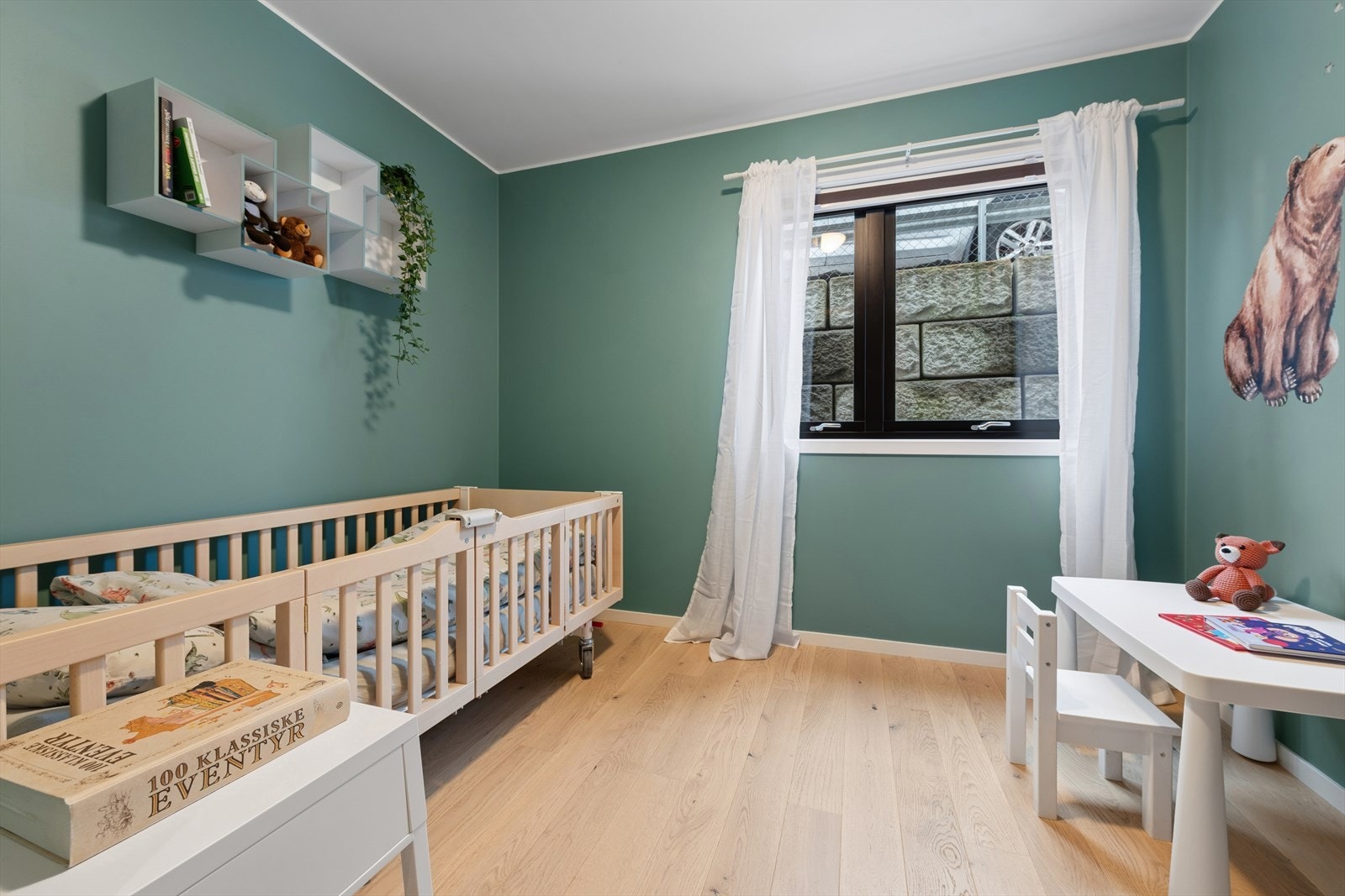 Alle soverommene i underetasjen har 1-stavs parkett og behagelig gulvvarme. Galleribilde