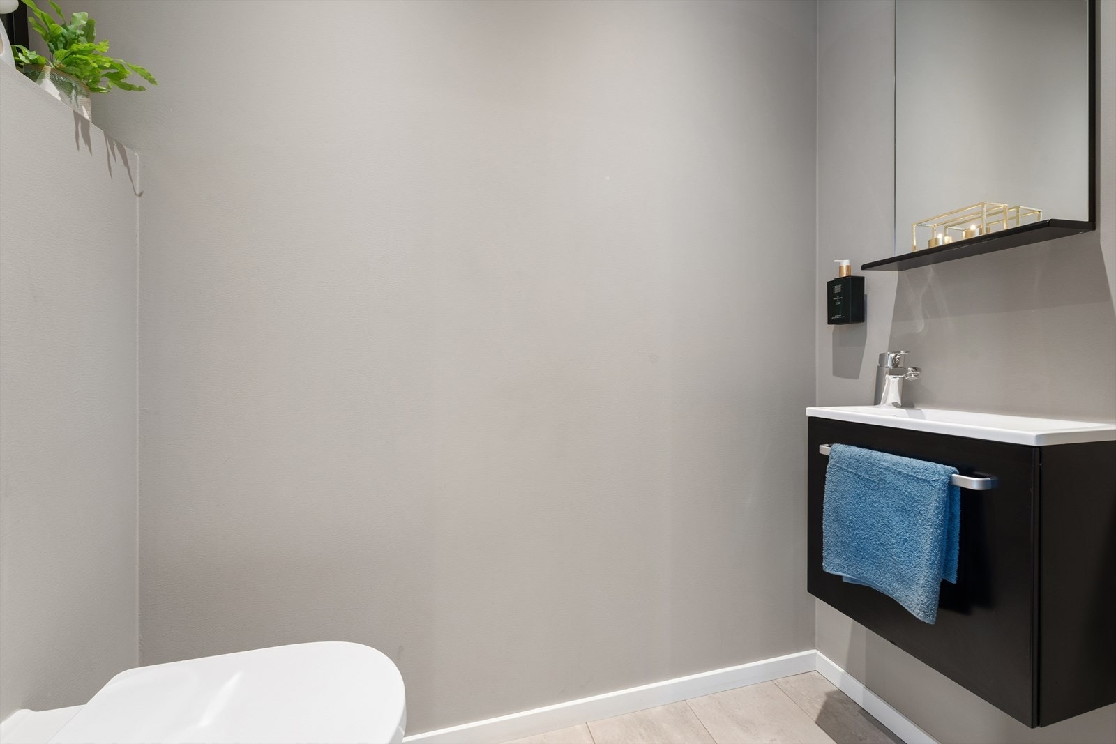 I 1. etasje finner du også et praktisk toalettrom med flislagt gulv og behagelige varmekabler. Galleribilde