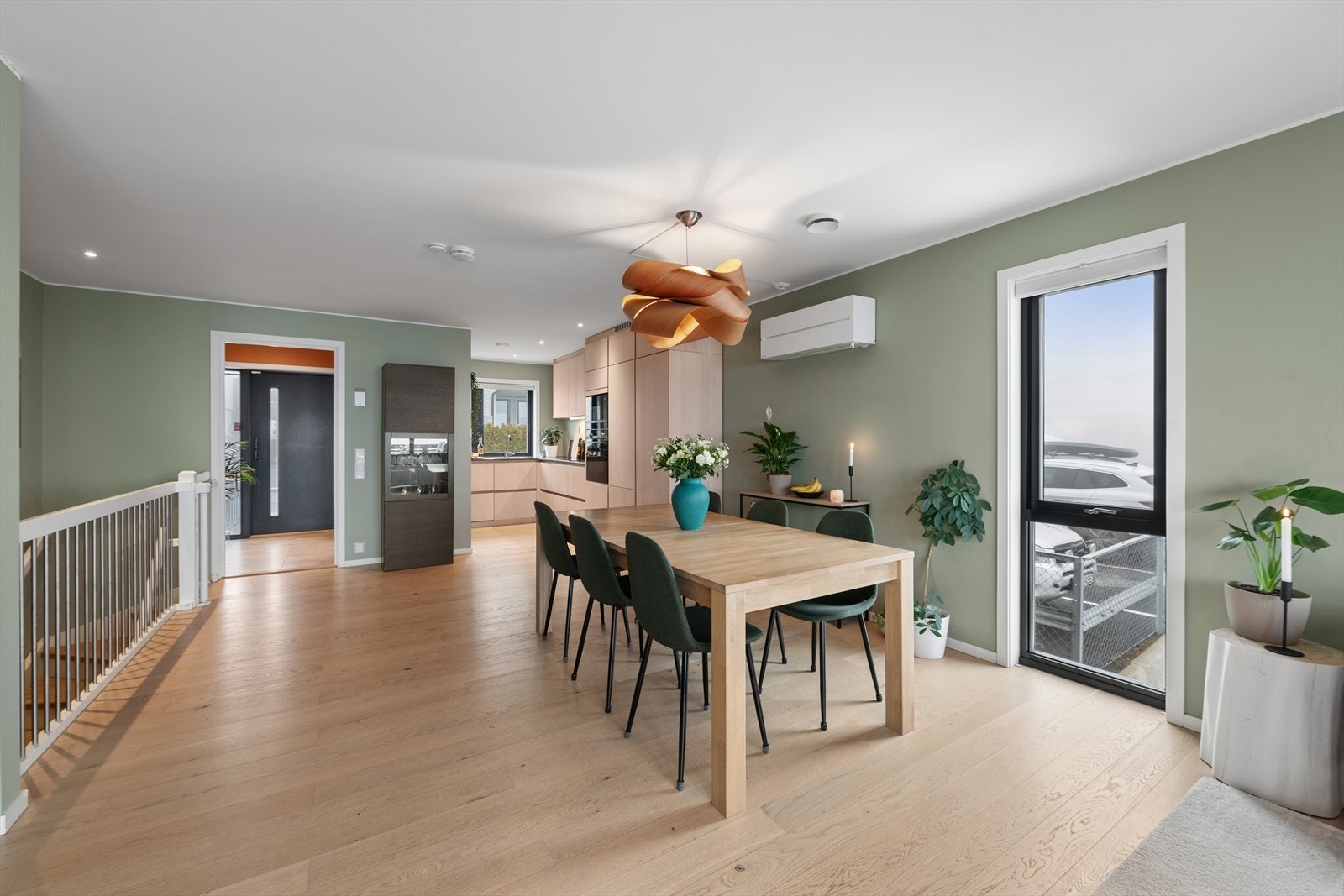 Den åpne løsningen i første etasje gir en luftig romfølelse, med gjennomgående 1-stavs parkett og en takhøyde på ca. 2,41 meter. Galleribilde