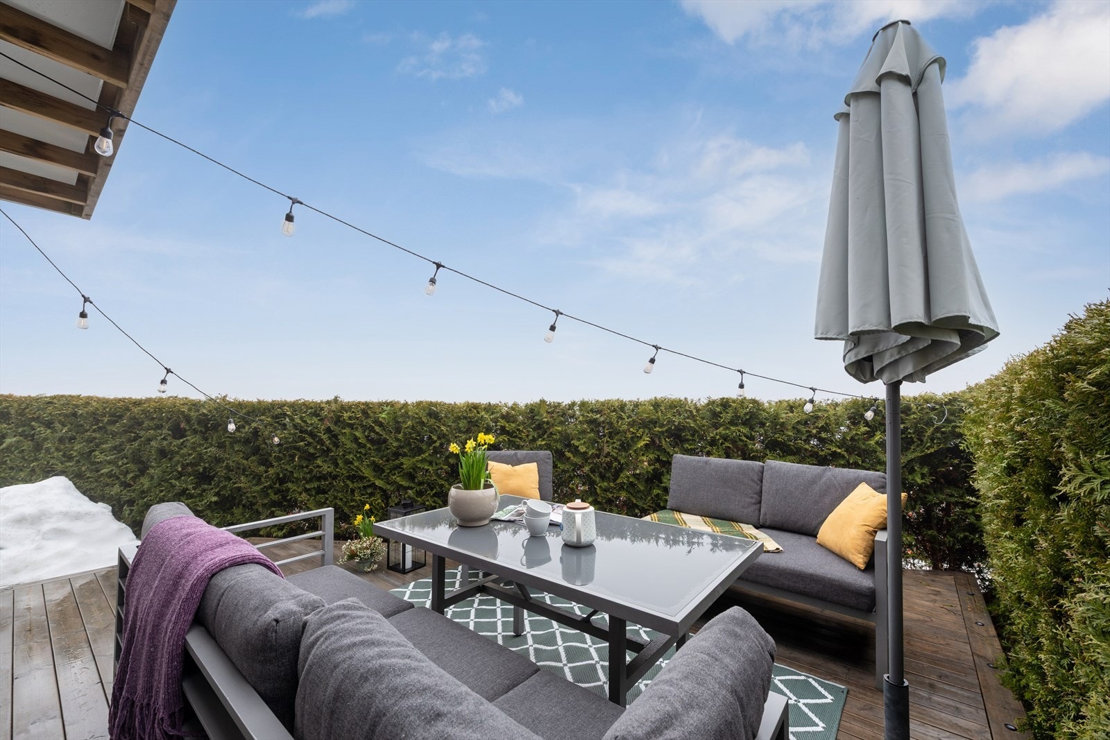 Markterrassen på hele 25,7 m² ble utvidet i 2023 og gir en flott, privat uteplass. Galleribilde