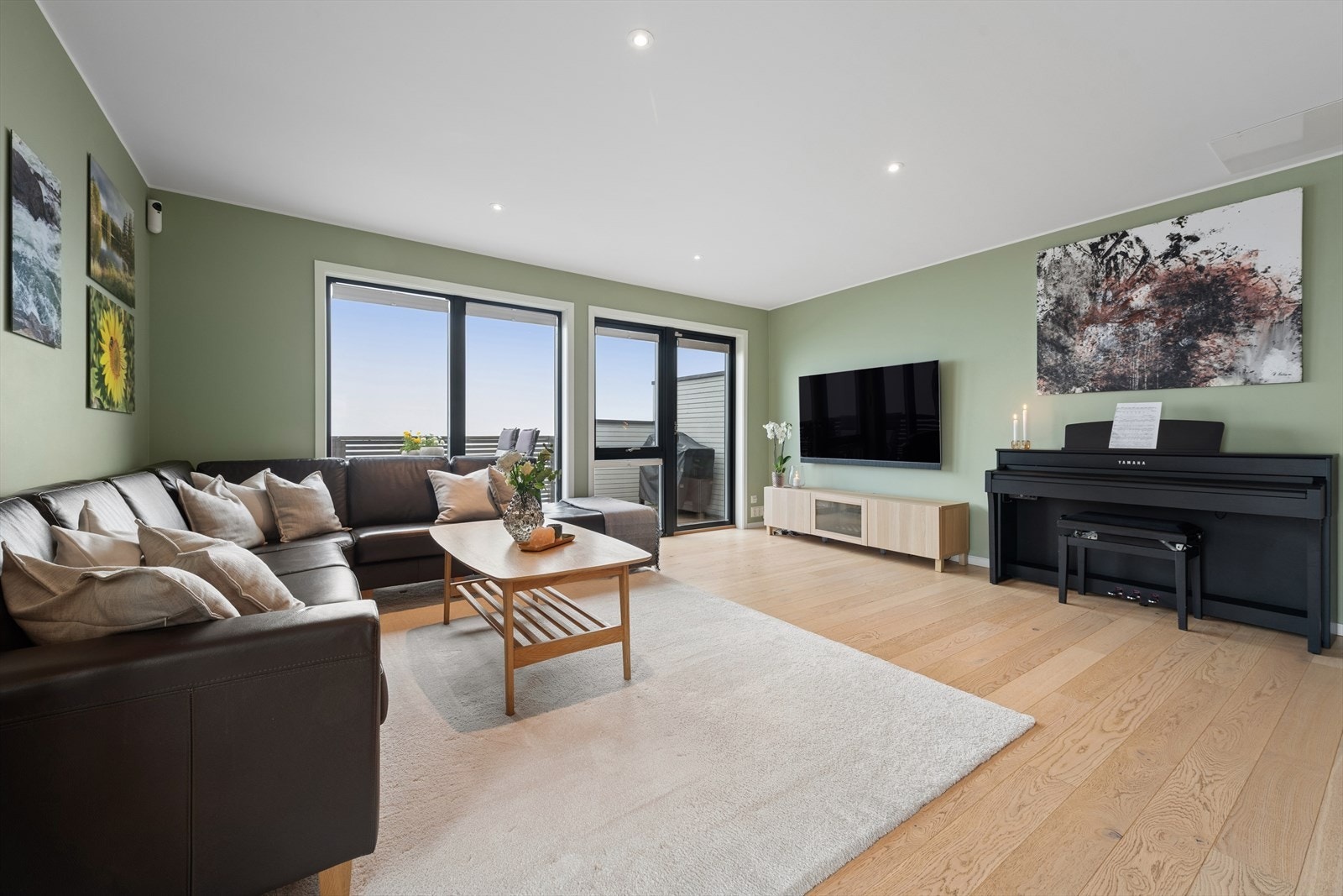 Innfelte downlights i himlingen gir en jevn og behagelig belysning i hele oppholdsrommet. Galleribilde