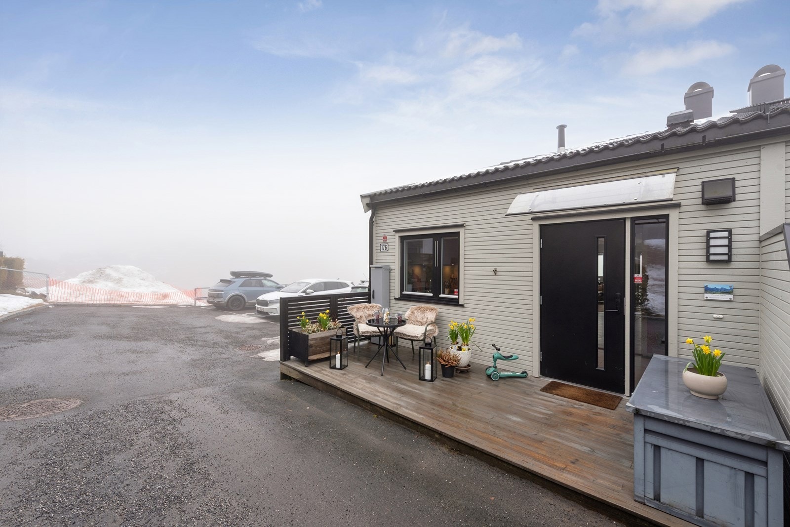 Her får du flere solrike uteplasser, inkludert denne terrassen på ca. 10,7 m² ved inngangspartiet. Det pågår utbygging av Hektneråsen sør, og det vil komme eneboliger og tomannsboliger på tilstøtende eiendommer. Galleribilde